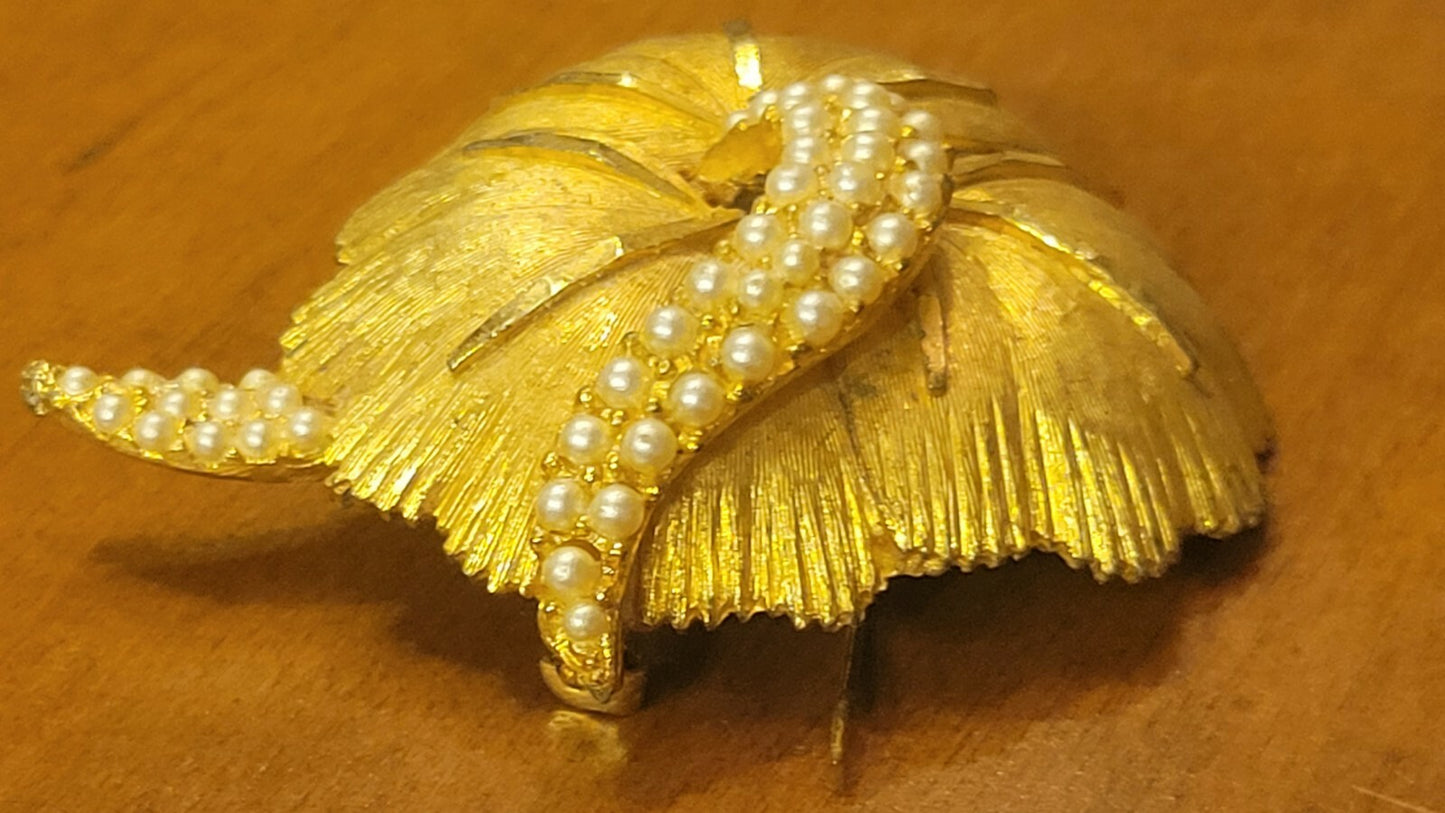 Vtg Signed BSK Textured Gold Tone Pearls Large Flower Brooch Pin