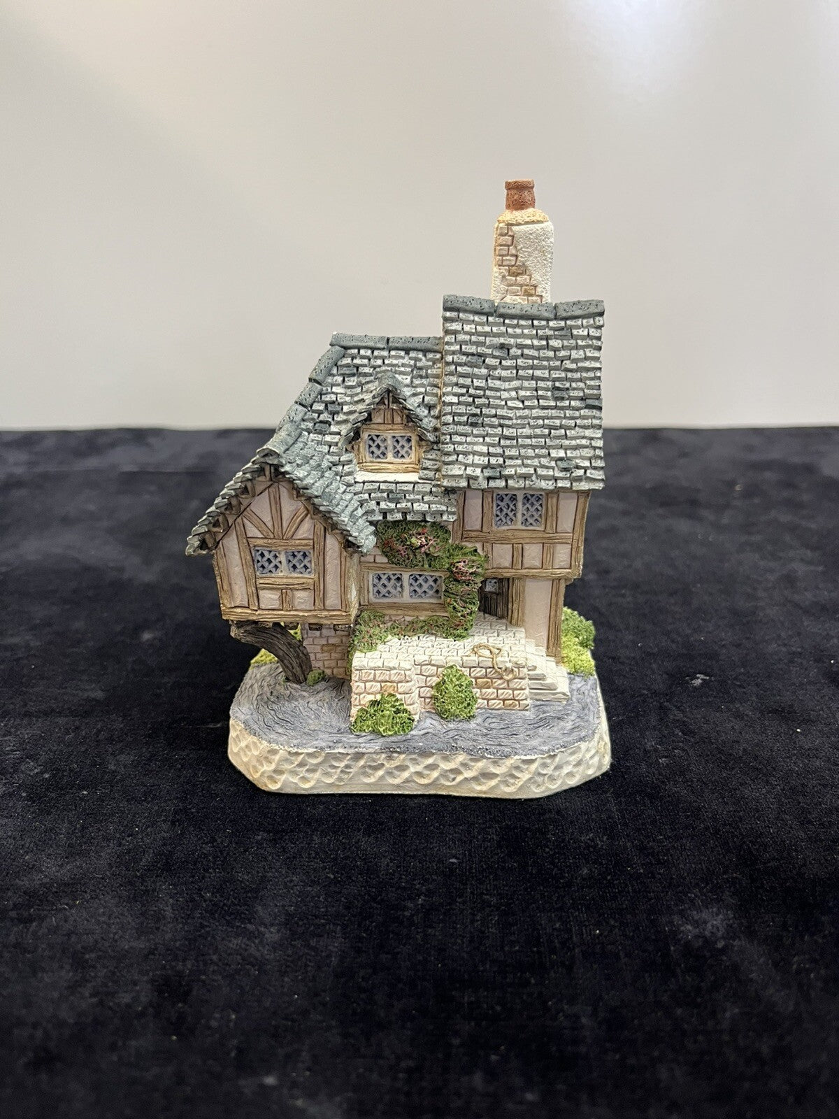 1993 David Winter Cottages Collectors Guild #14 Swan Upping Cottage in Box