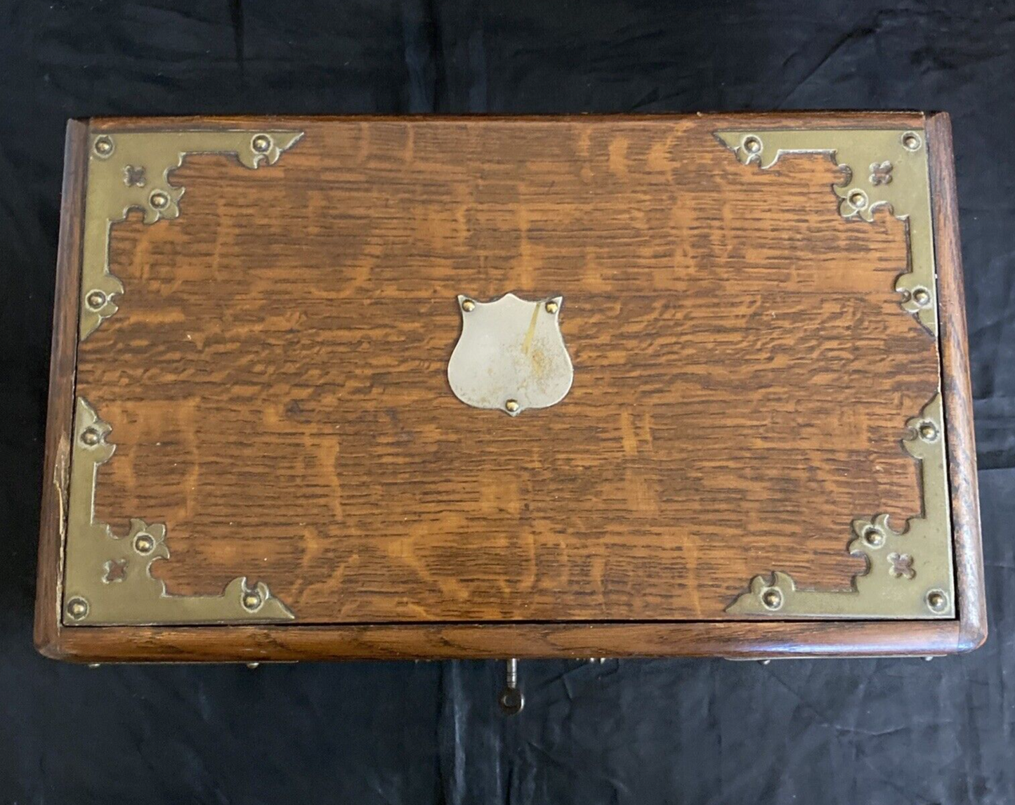 ENGLISH EDWARDIAN GILT METAL-MOUNTED OAK SMOKERS BOX CADDIE CHEST