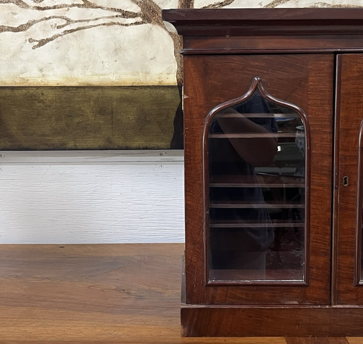 ENGLISH MAHOGANY TABLETOP COLLECTOR'S CABINET 20 5/8" TALL