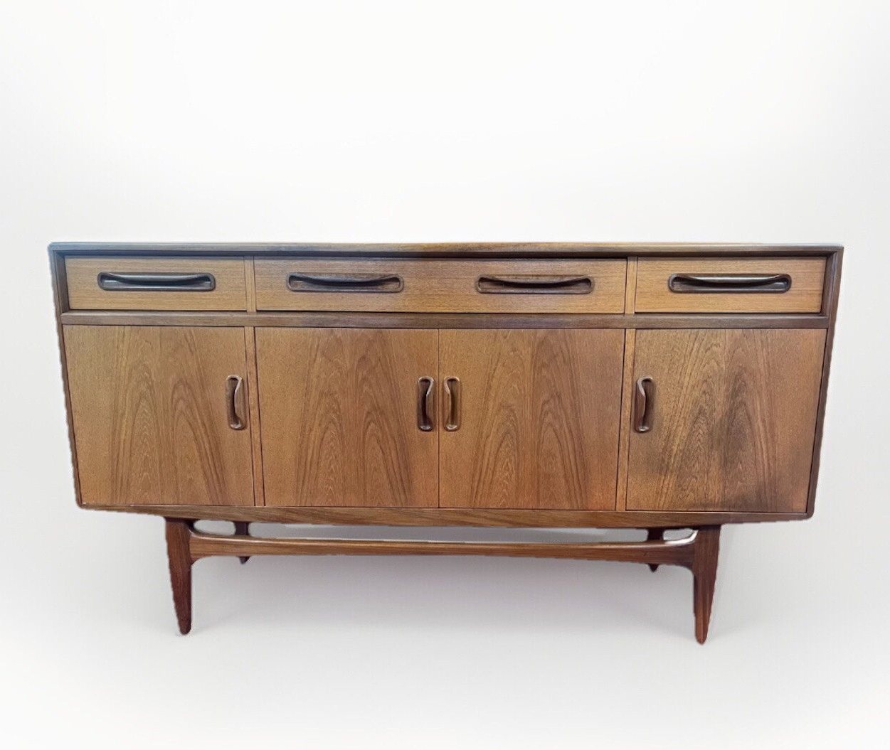 MID-CENTURY MODERN TEAK SIDEBOARD BUFFET CREDENZA by G PLAN 'FRESCO'