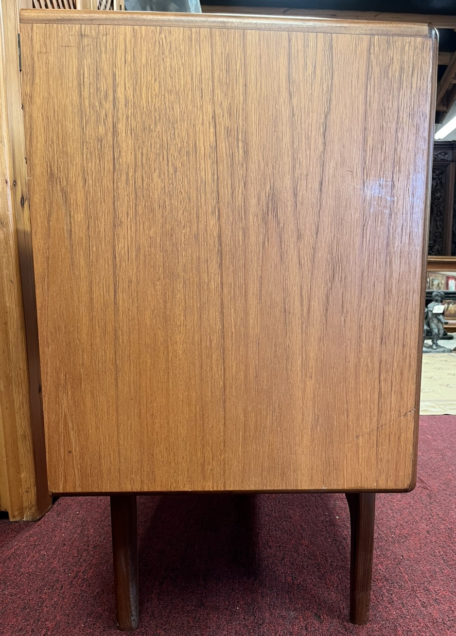 MID-CENTURY MODERN TEAK SIDEBOARD BUFFET CREDENZA by G PLAN 'FRESCO'