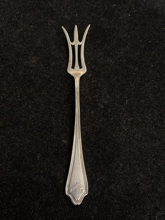 The Sterling Silver Mfg. Co. 4 7/8" Lemon Fork 1909-1932 7.7g PATTERN?
