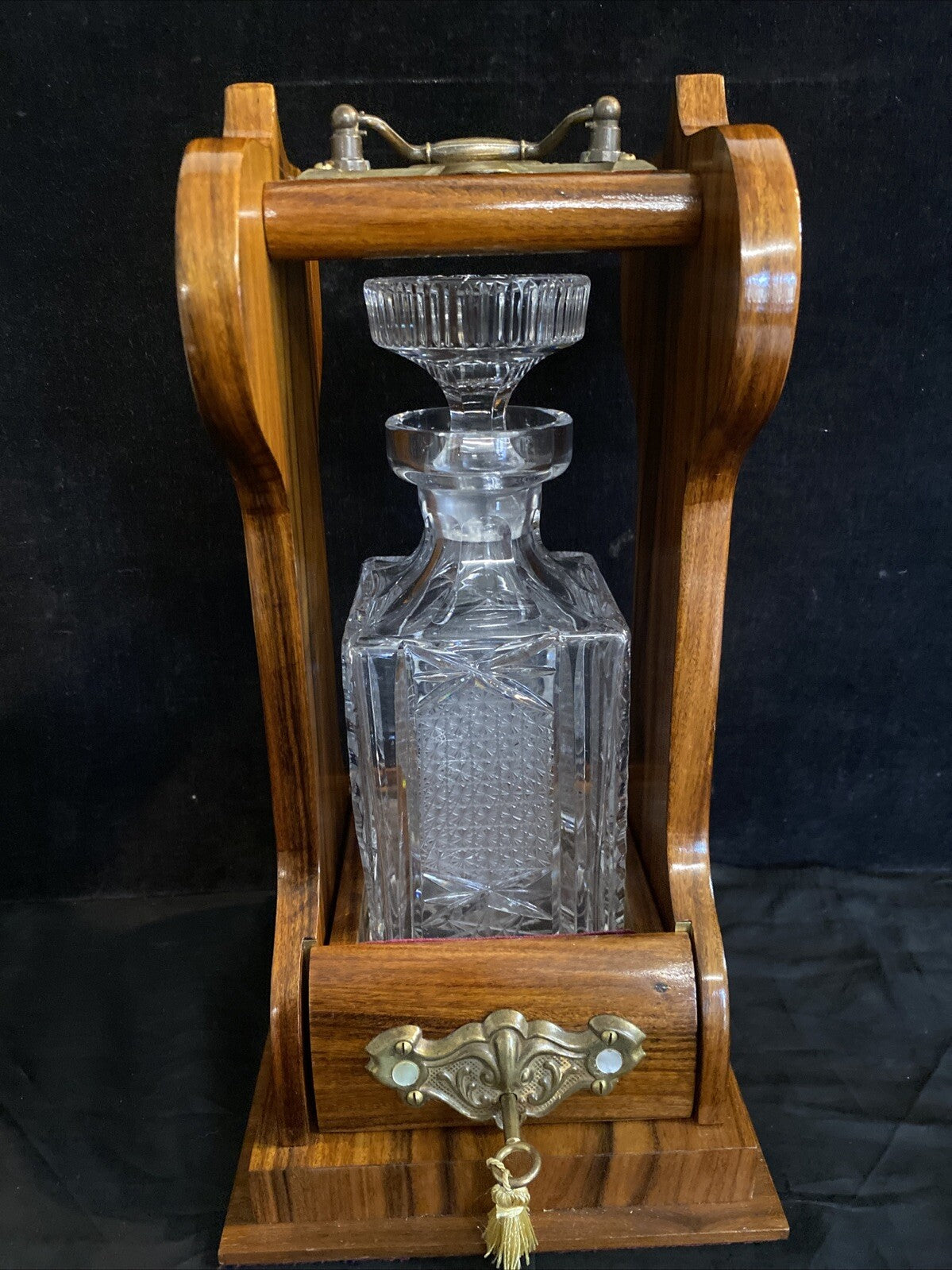 ENGLISH ROSEWOOD BRASS-MOUNTED TANTALUS SINGLE CUT GLASS DECANTER LIQUOR CADDIE