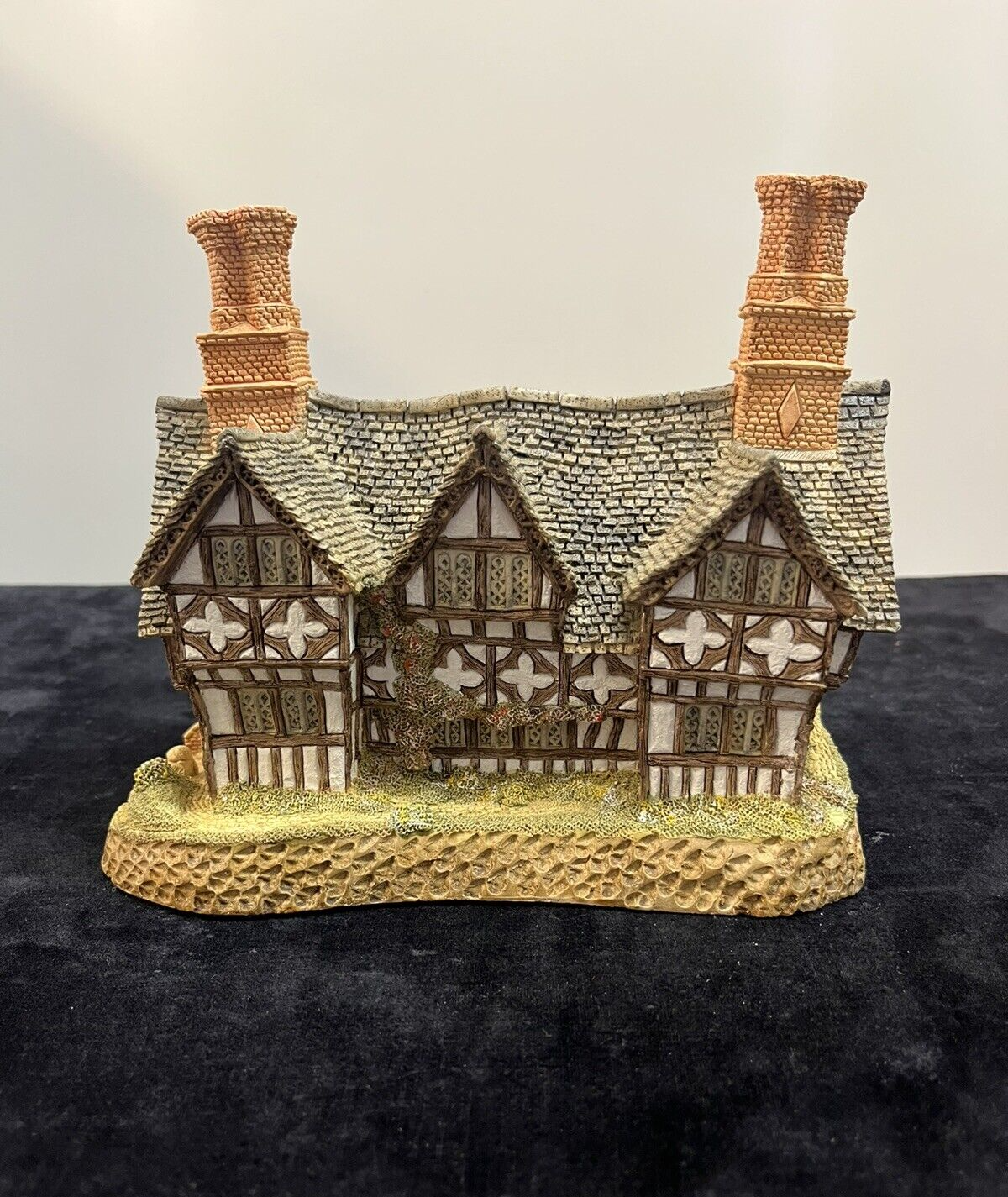 David Winter Queen Elizabeth Slept Here W / COA / Box / Packaging