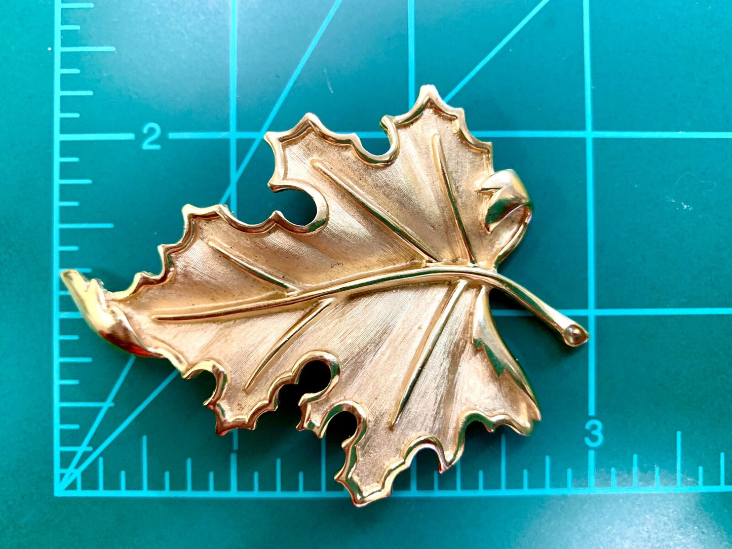 Signed CROWN TRIFARI Vintage Retro Gold Tone Maple Leaf Nature Brooch Pin