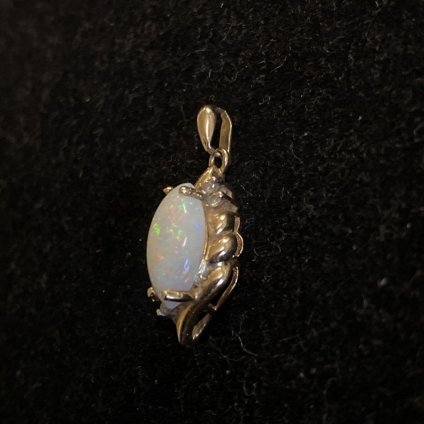 1.87g 14K Yellow Gold & Opal Pendant Necklace 18.25" 14k Yellow Gold Chain