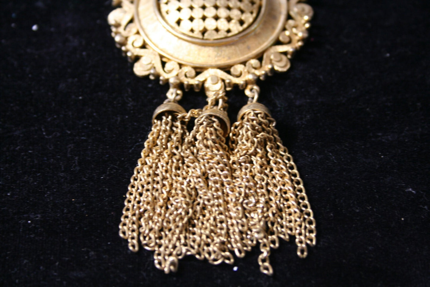 LISNER Goldtone Pendant Runway Necklace  24 INCH LONG DROP  WITH TASSEL 4 INCH