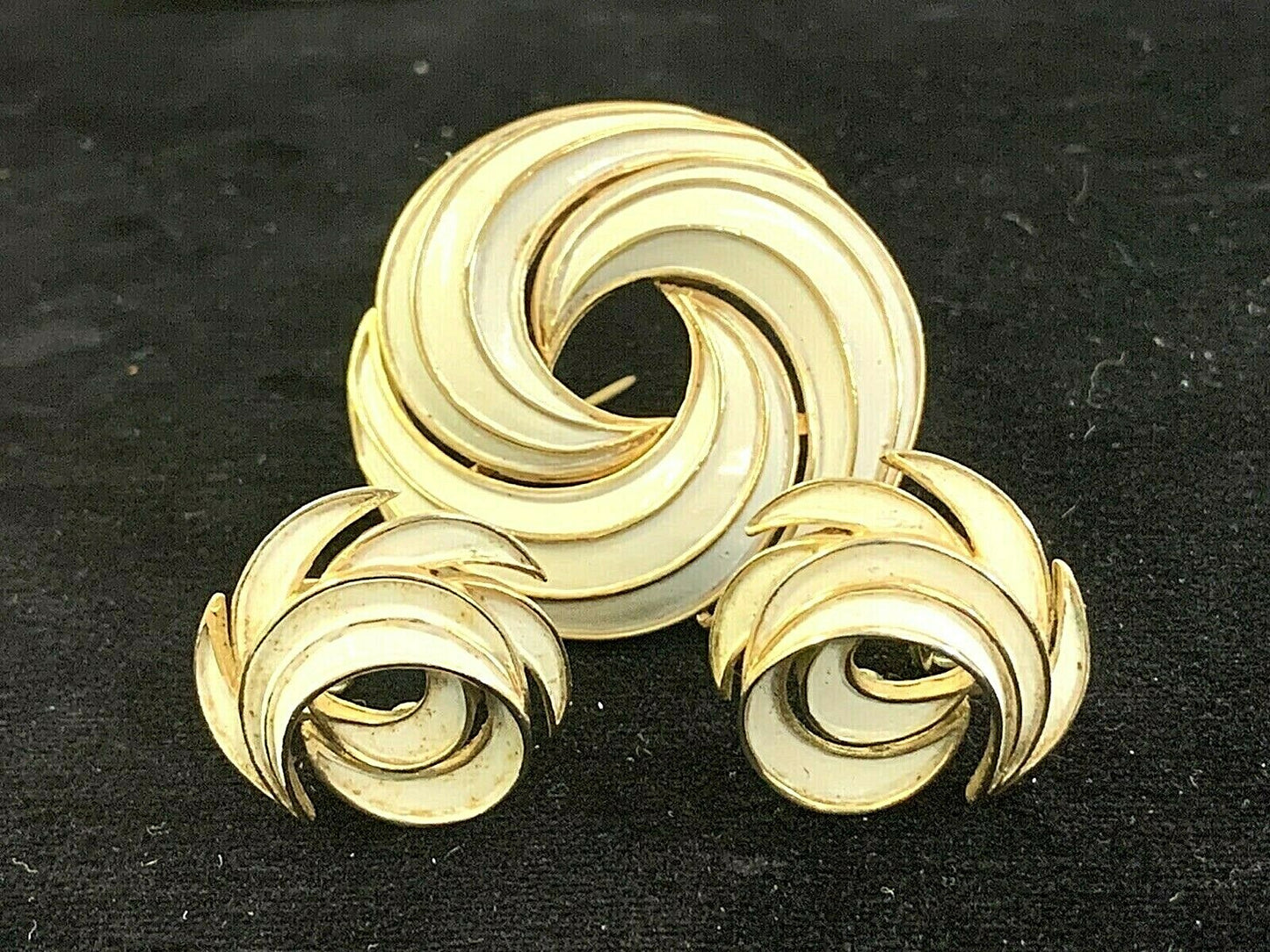 1950's Crown Trifari White Enamel Swirl Brooch Pin and Earrings Set