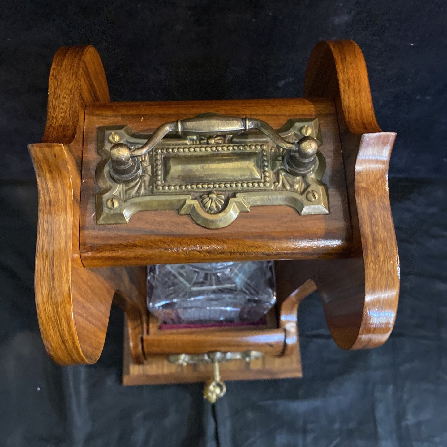 ENGLISH ROSEWOOD BRASS-MOUNTED TANTALUS SINGLE CUT GLASS DECANTER LIQUOR CADDIE