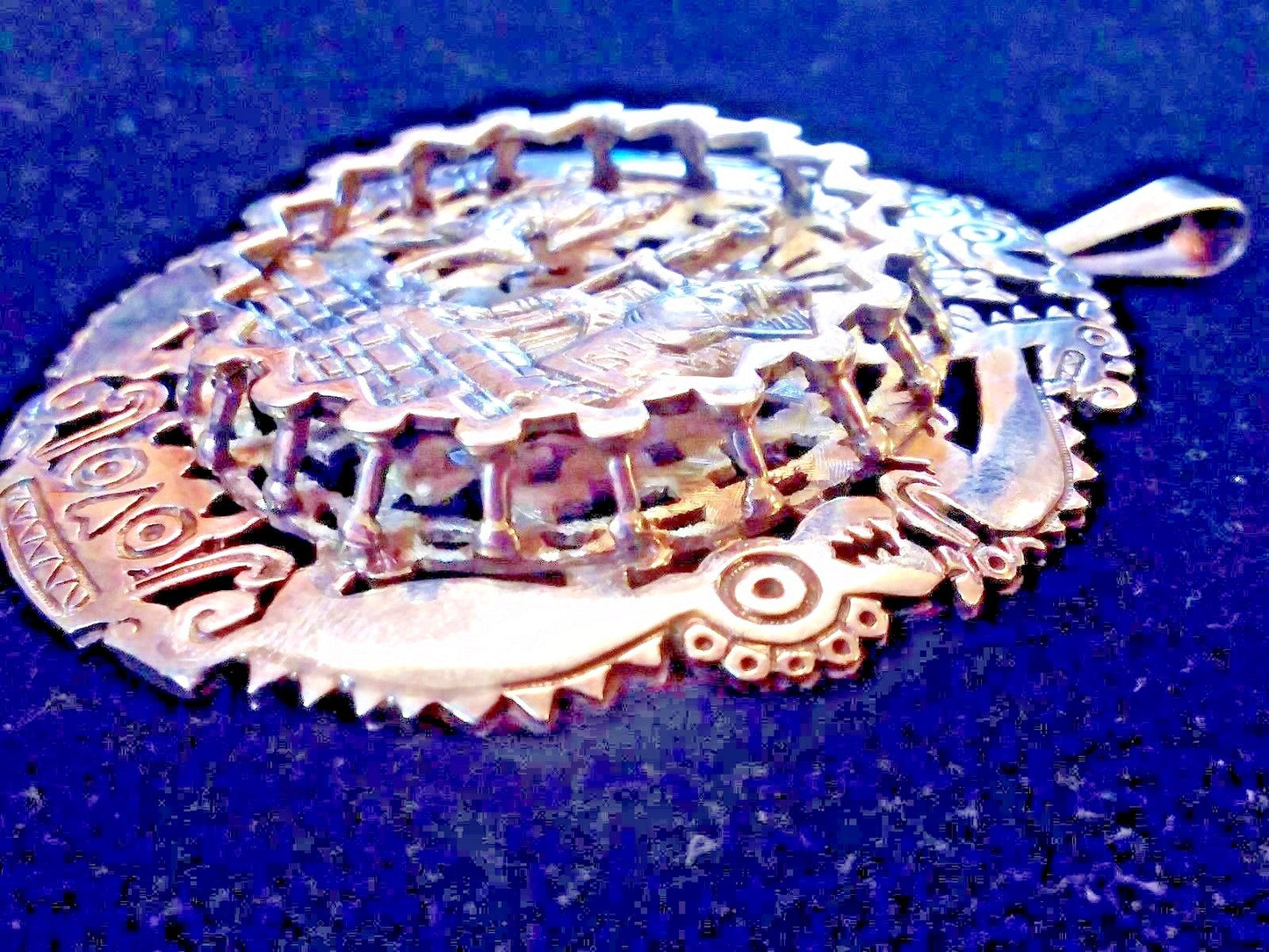 25g Vtg Arte Orfebre Peru Sterling Silver Round Carved Pin Pendant 3D Incan King
