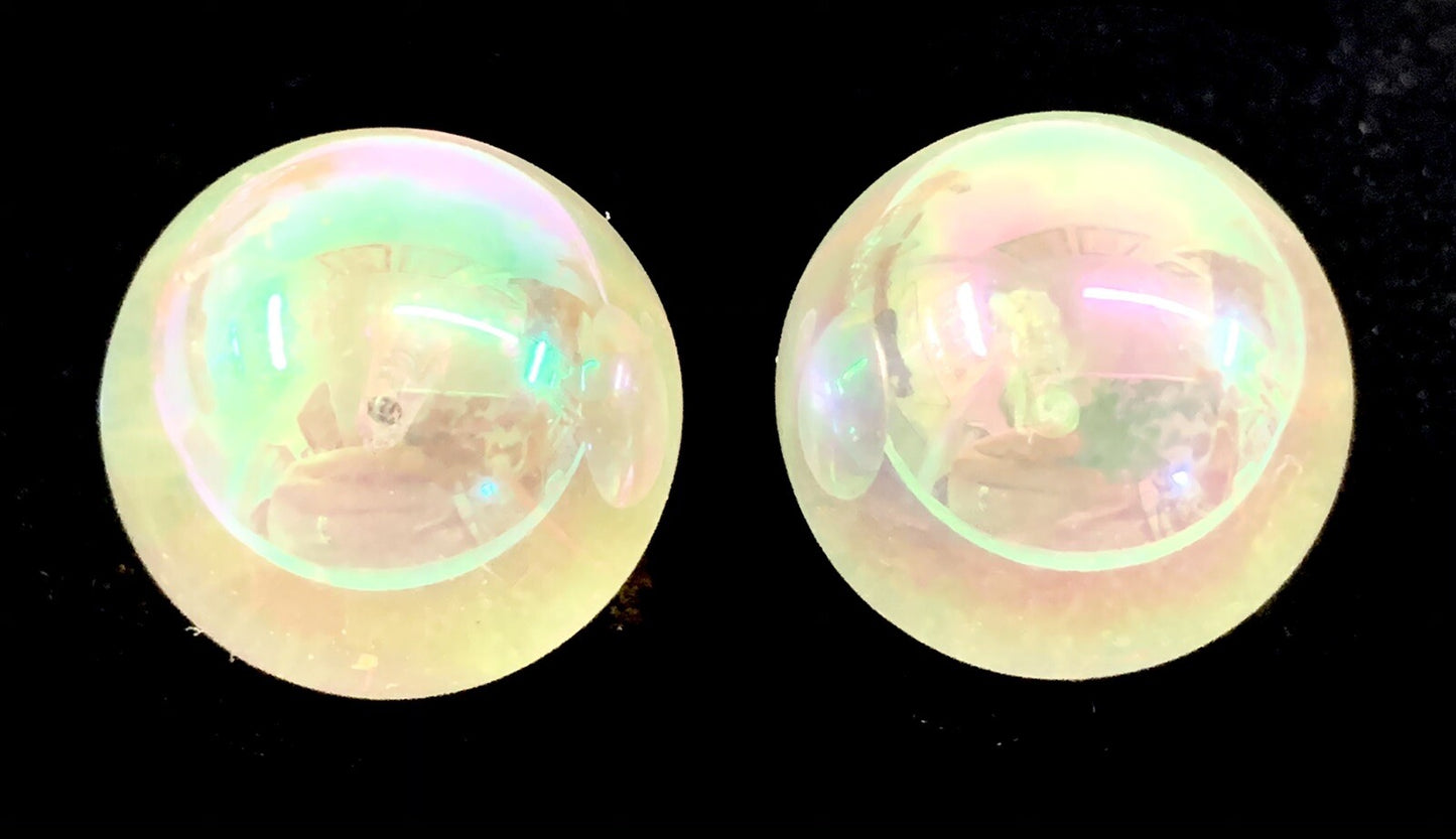 VTG.RICHELIEU WHITE IRIDESCENT LUCITE SCREW BACK EARRINGS