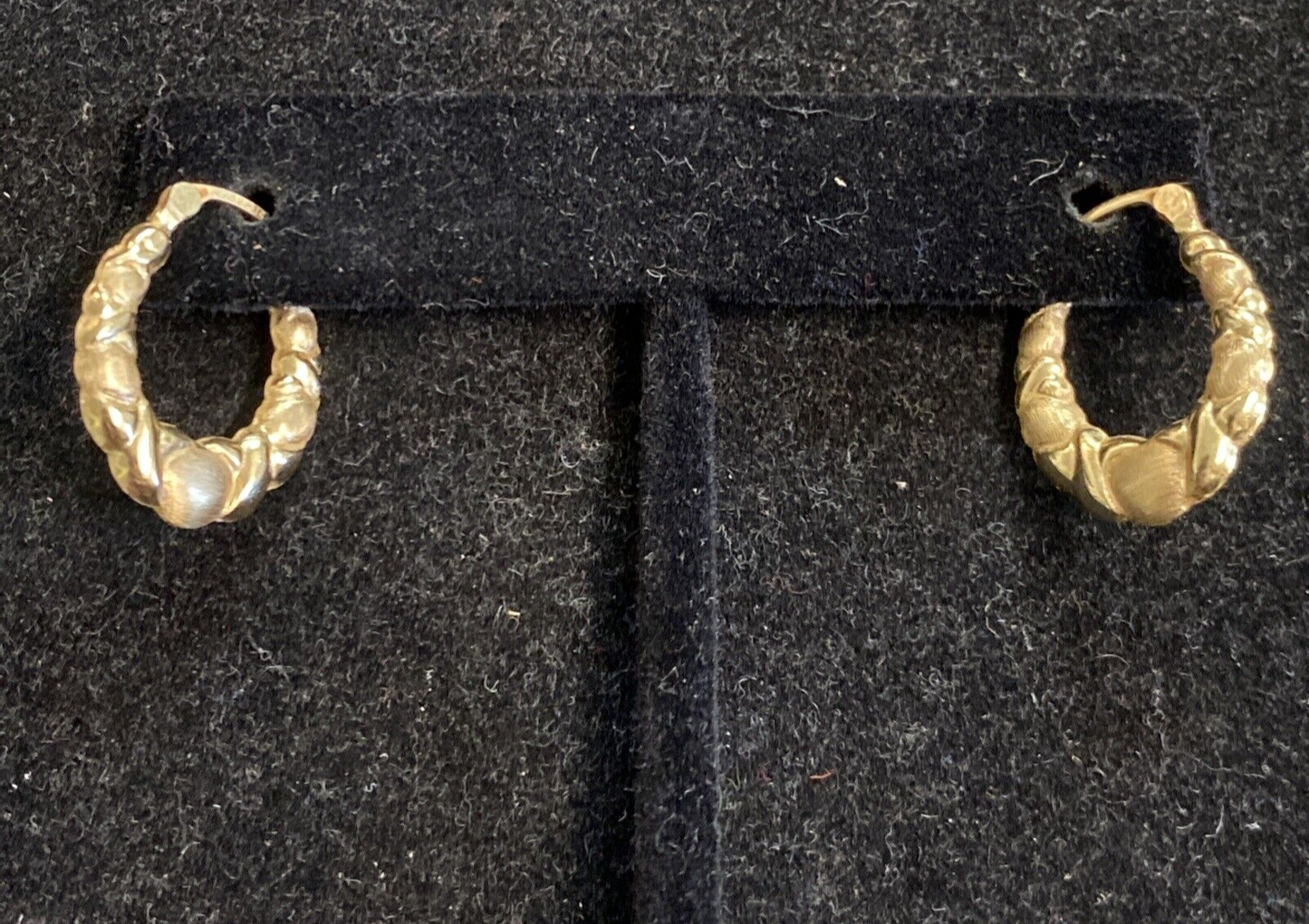 1.2g 14K Yellow Gold Oval Shaped Hoop Earrings