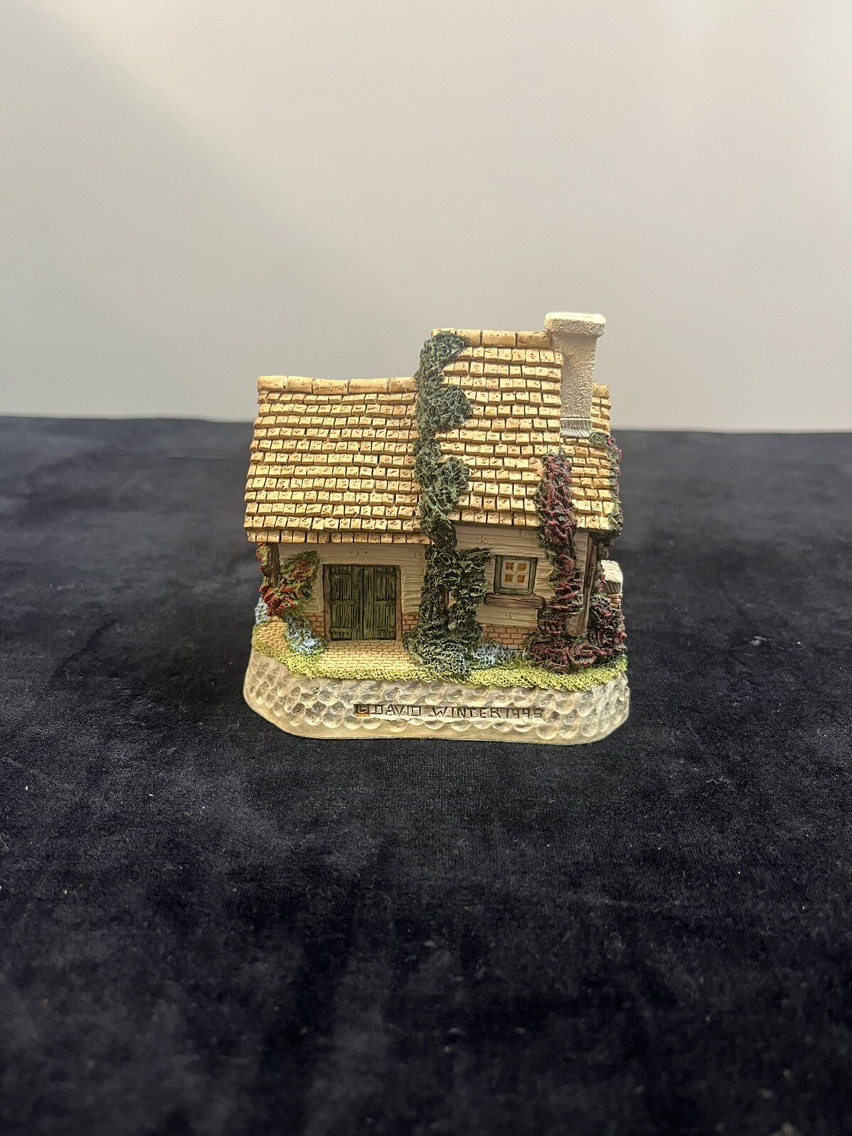 David Winter Cottages THE MODEL DAIRY 1995 in original box w/ COA & Tote Bag