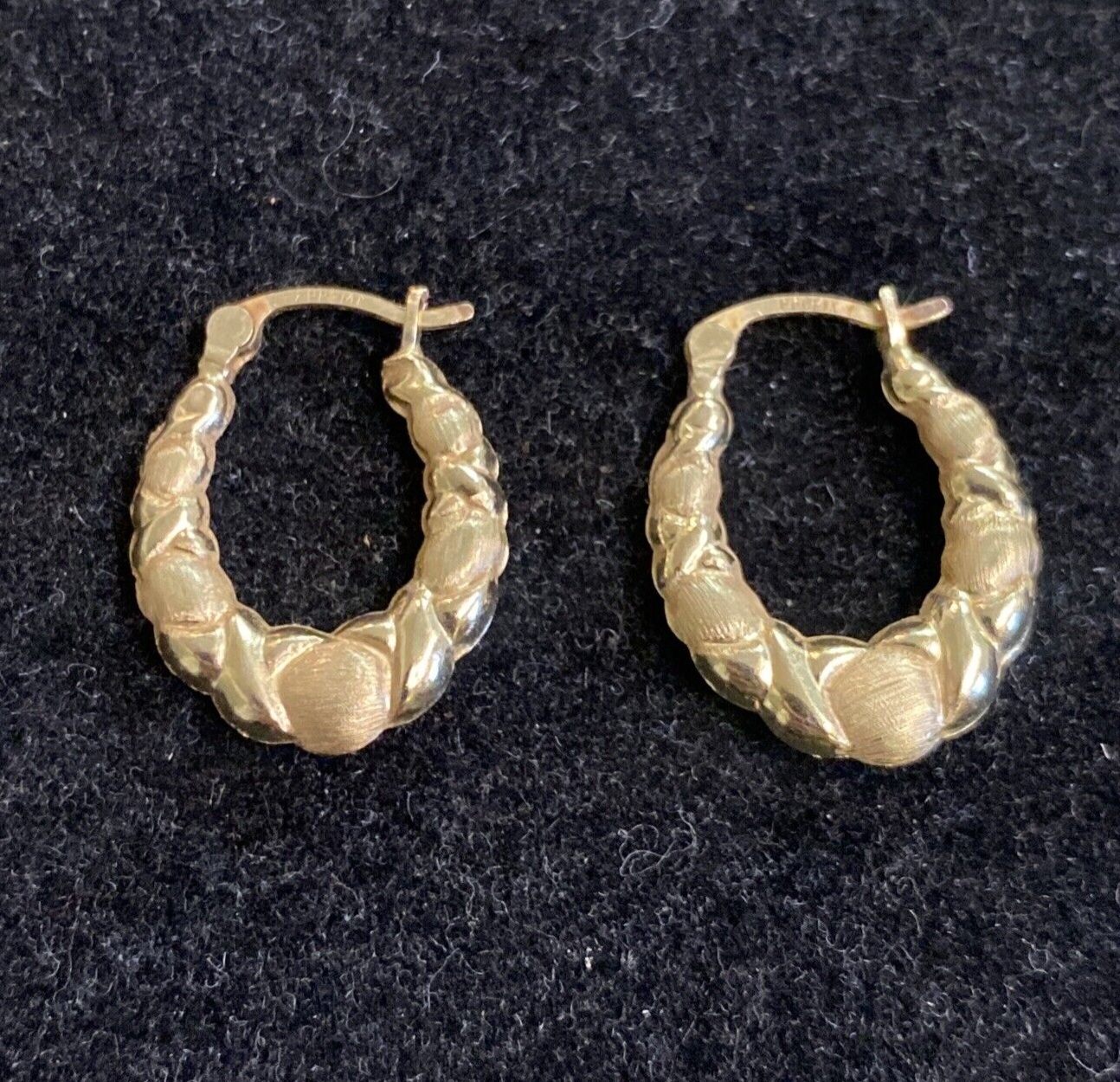 1.2g 14K Yellow Gold Oval Shaped Hoop Earrings