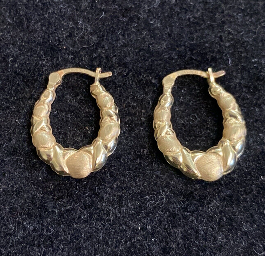1.2g 14K Yellow Gold Oval Shaped Hoop Earrings