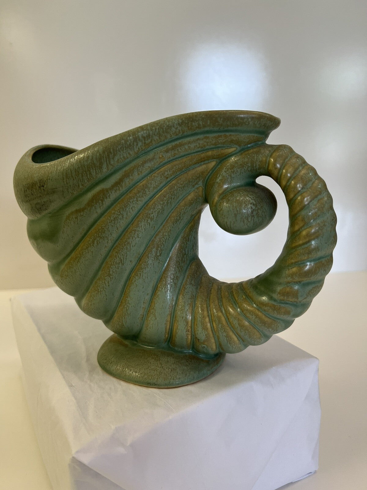 ROSEVILLE U.S.A. 556-6" CORNUCOPIA  Green Horn of Plenty Capri Line