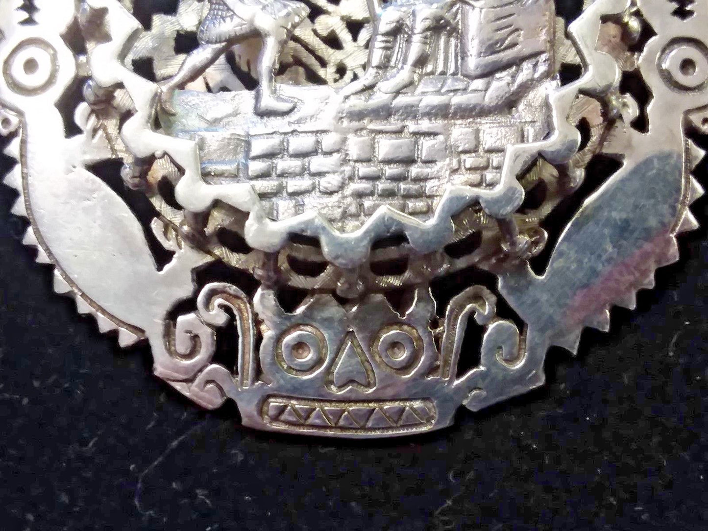 25g Vtg Arte Orfebre Peru Sterling Silver Round Carved Pin Pendant 3D Incan King