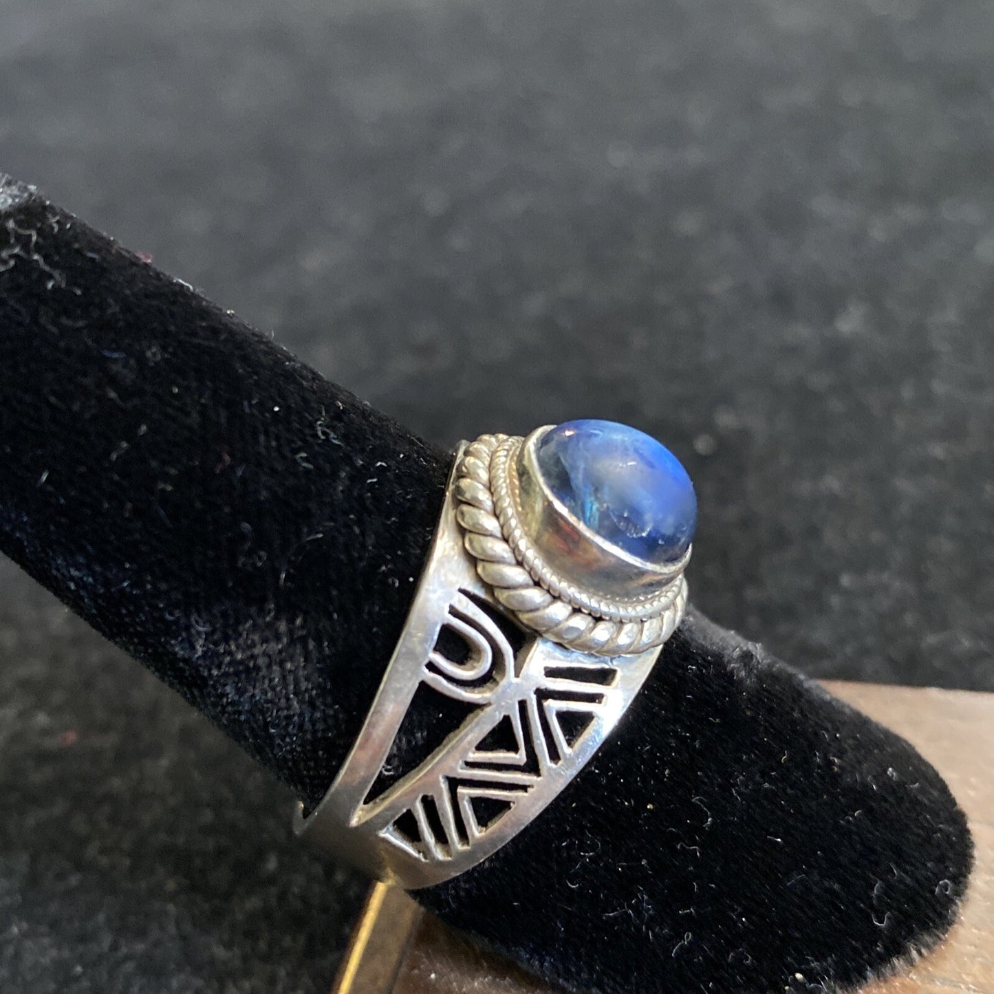 Sterling Silver 925 Blue Glass Stone Geometric Pattern Ring Sz 8.5 6.7g JM15