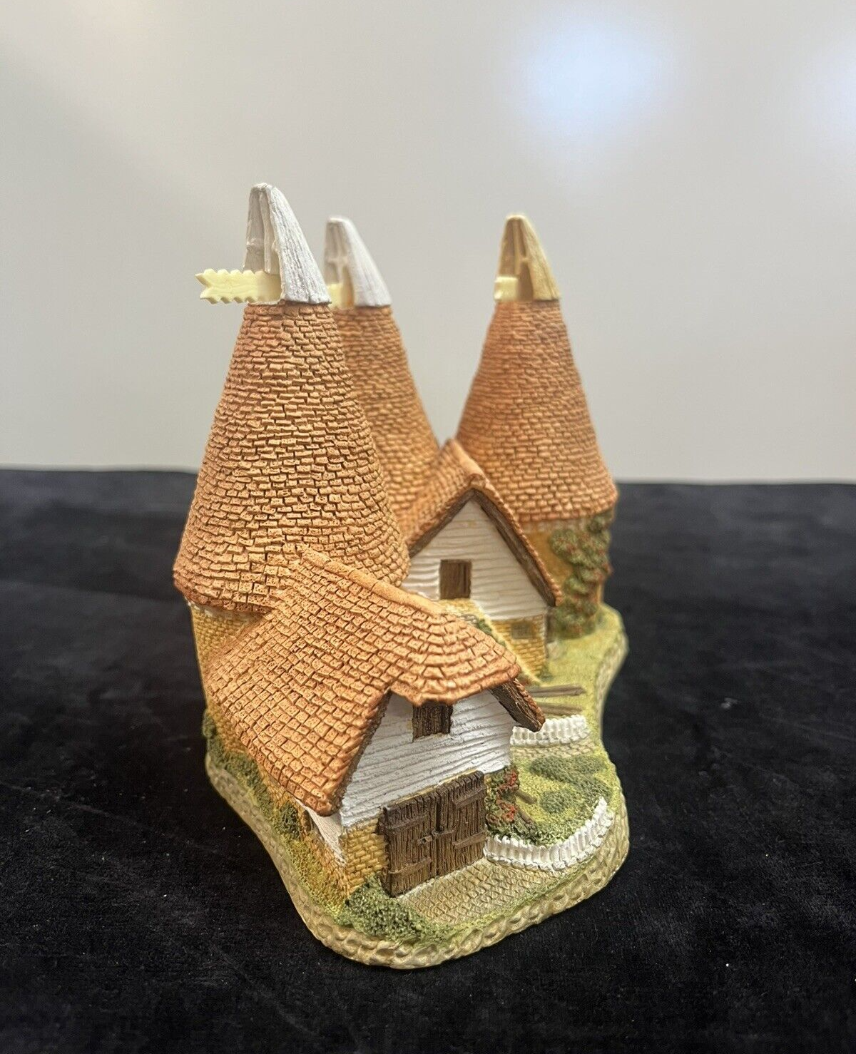 Vintage 1981 David Winter TRIPLE OAST w/ box