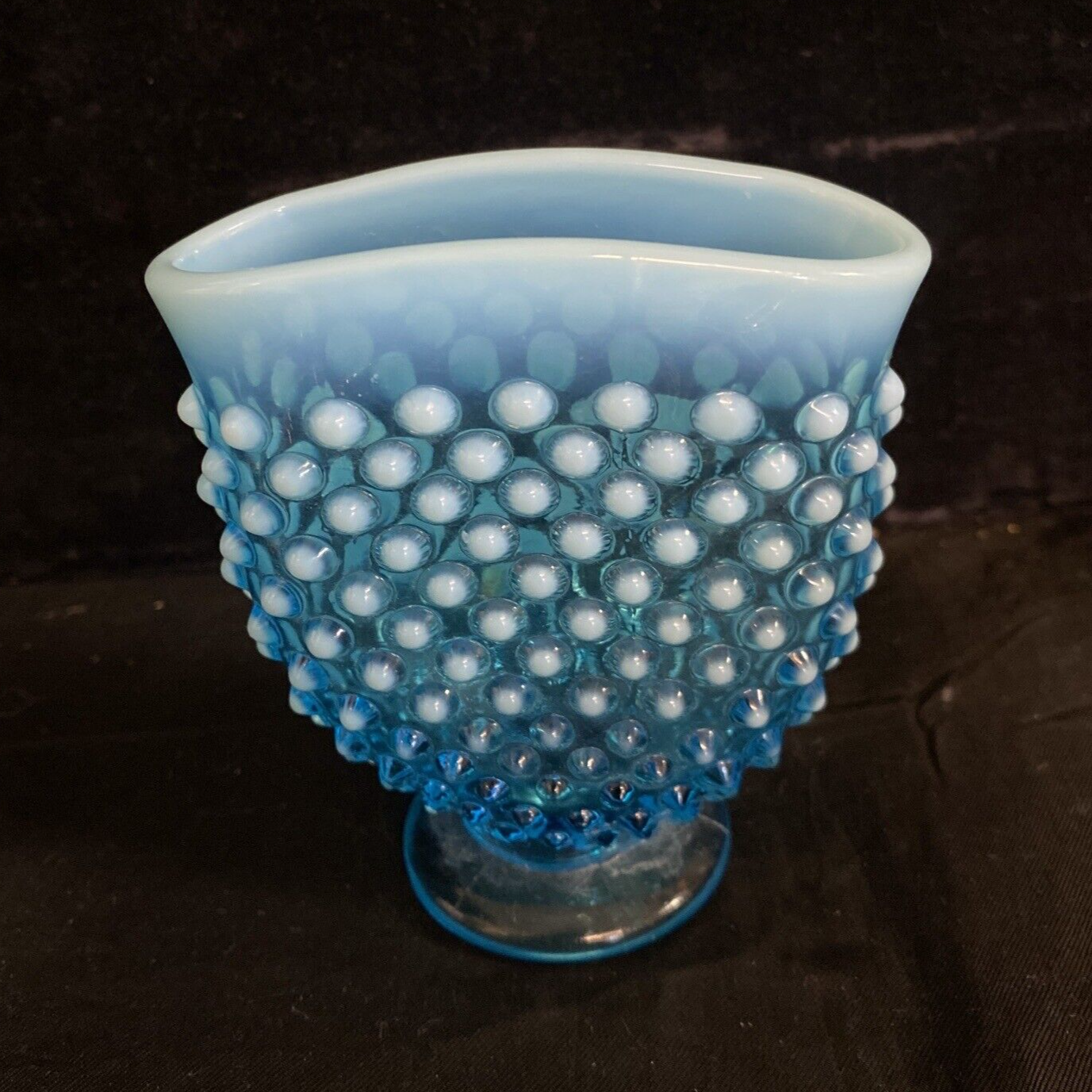 FENTON BLUE OPALESCENT HOBNAIL GLASS MINI FOOTED FAN VASE - CIRCA 1940 EXCELLENT