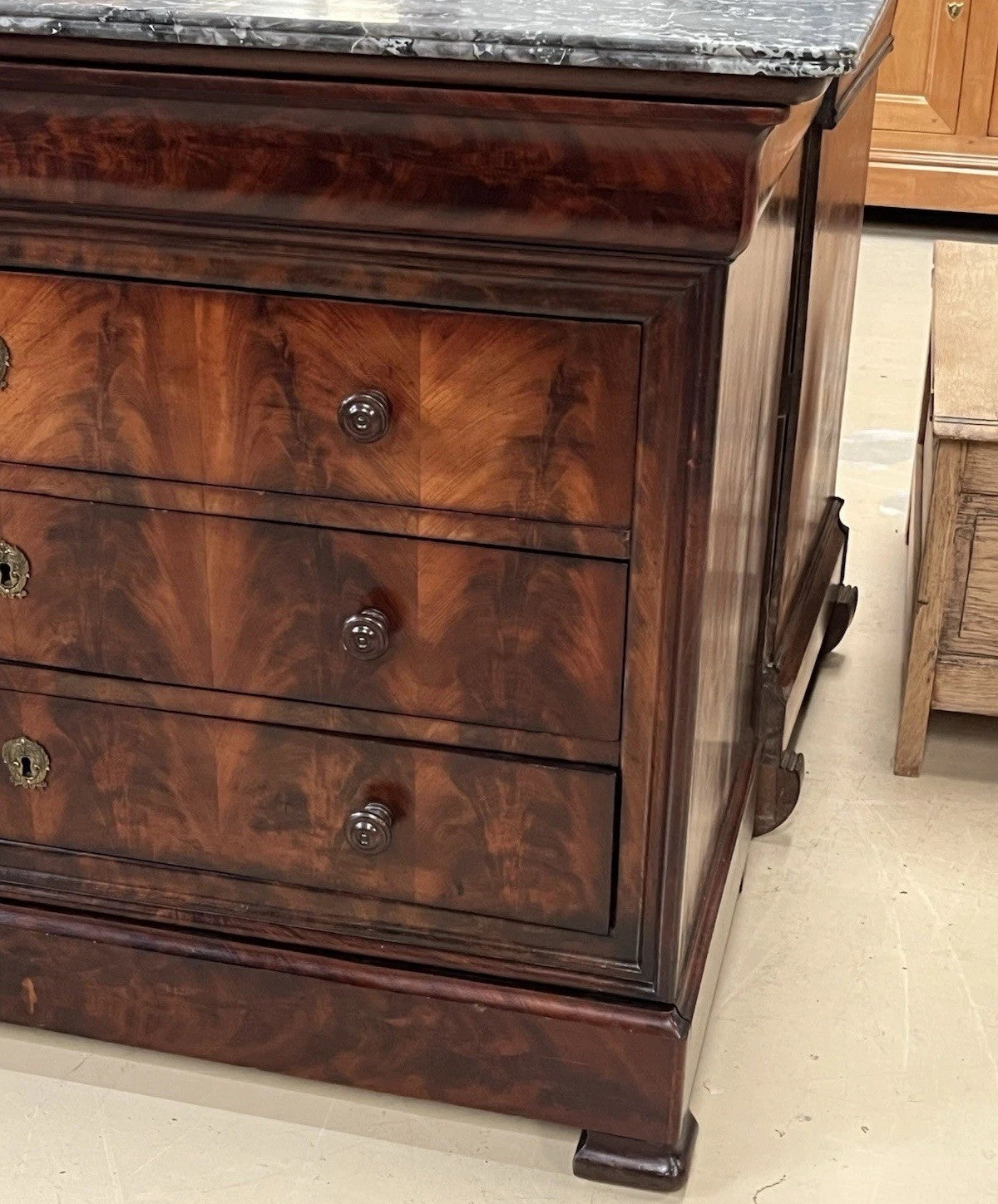 ANTIQUE FRENCH LOUIS PHILIPPE MARBLE-TOP BURLED MAHOGANY CHEST COMMODE