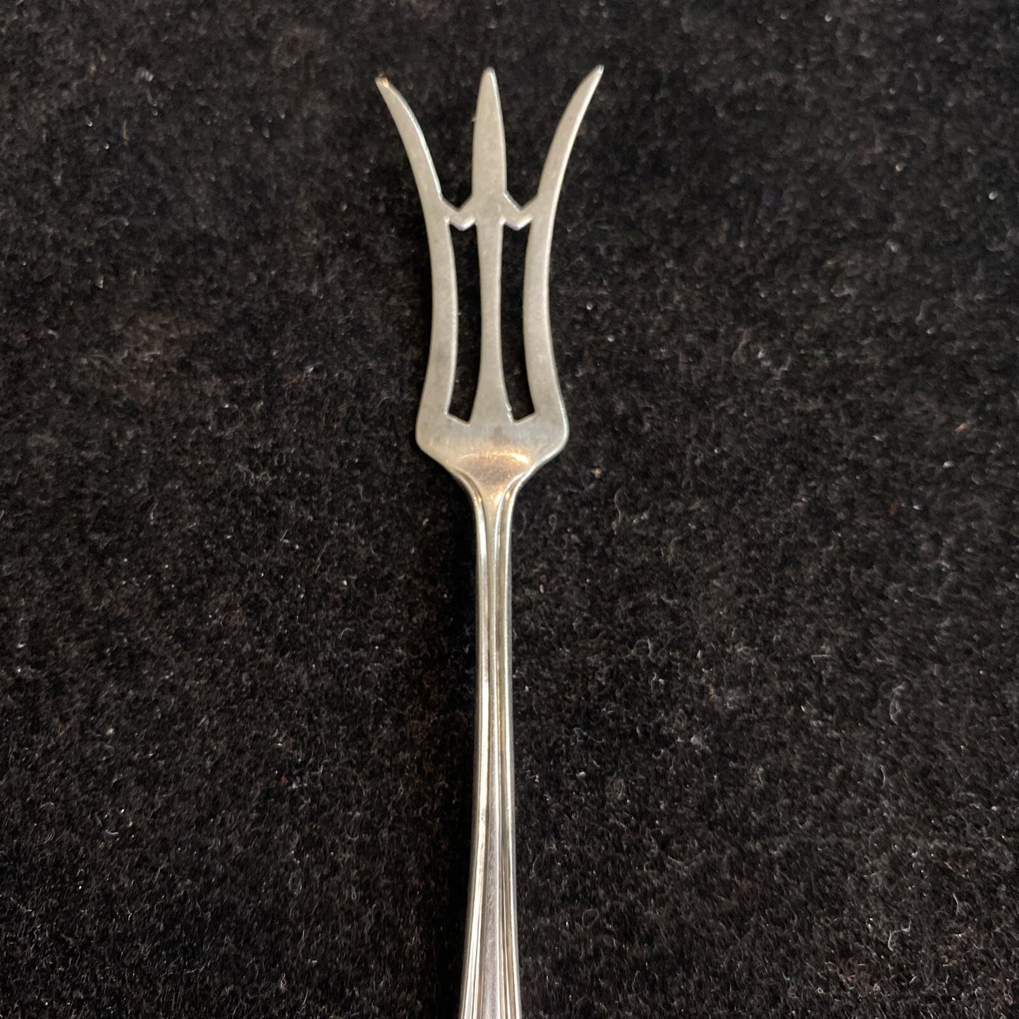The Sterling Silver Mfg. Co. 4 7/8" Lemon Fork 1909-1932 7.7g PATTERN?