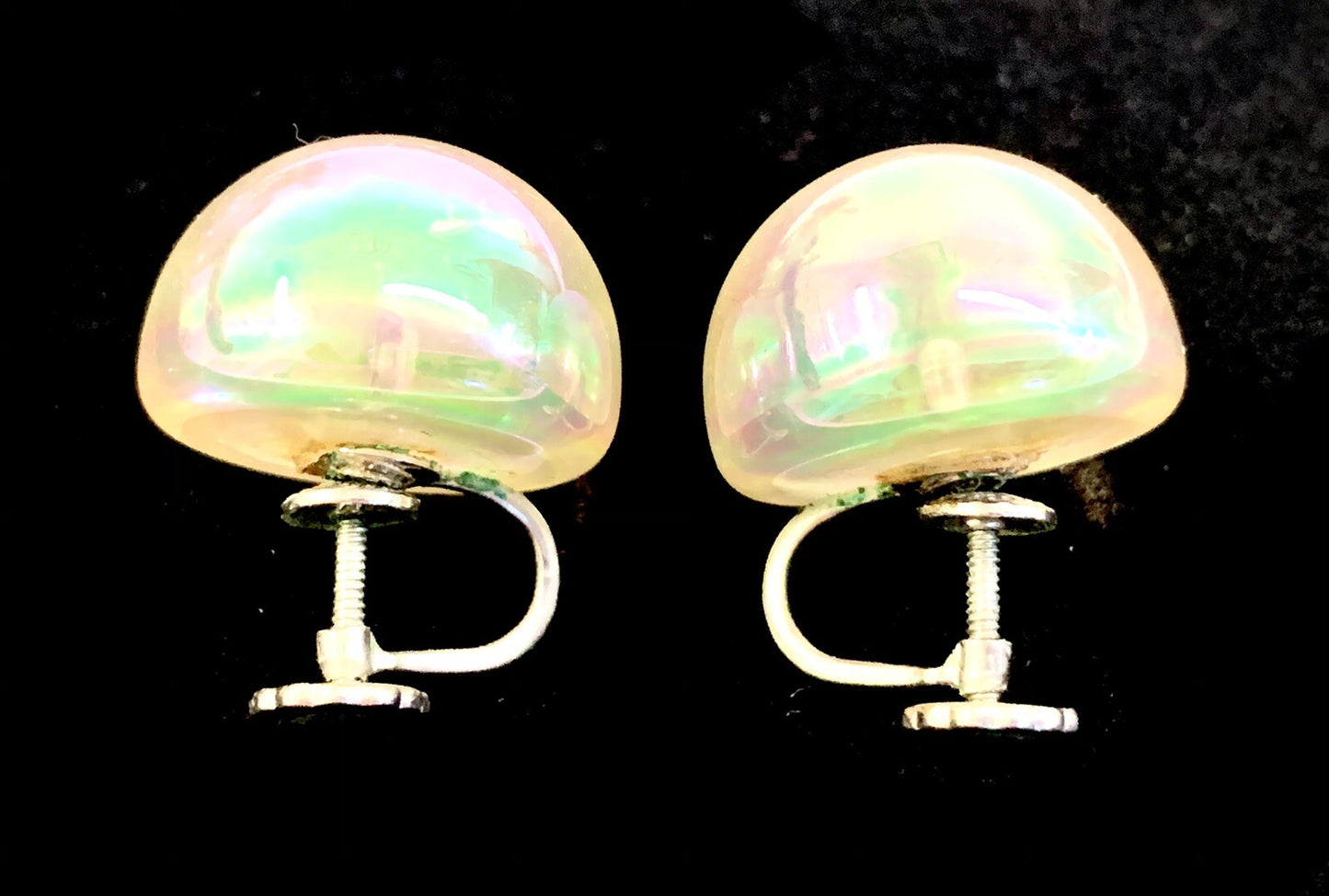 VTG.RICHELIEU WHITE IRIDESCENT LUCITE SCREW BACK EARRINGS