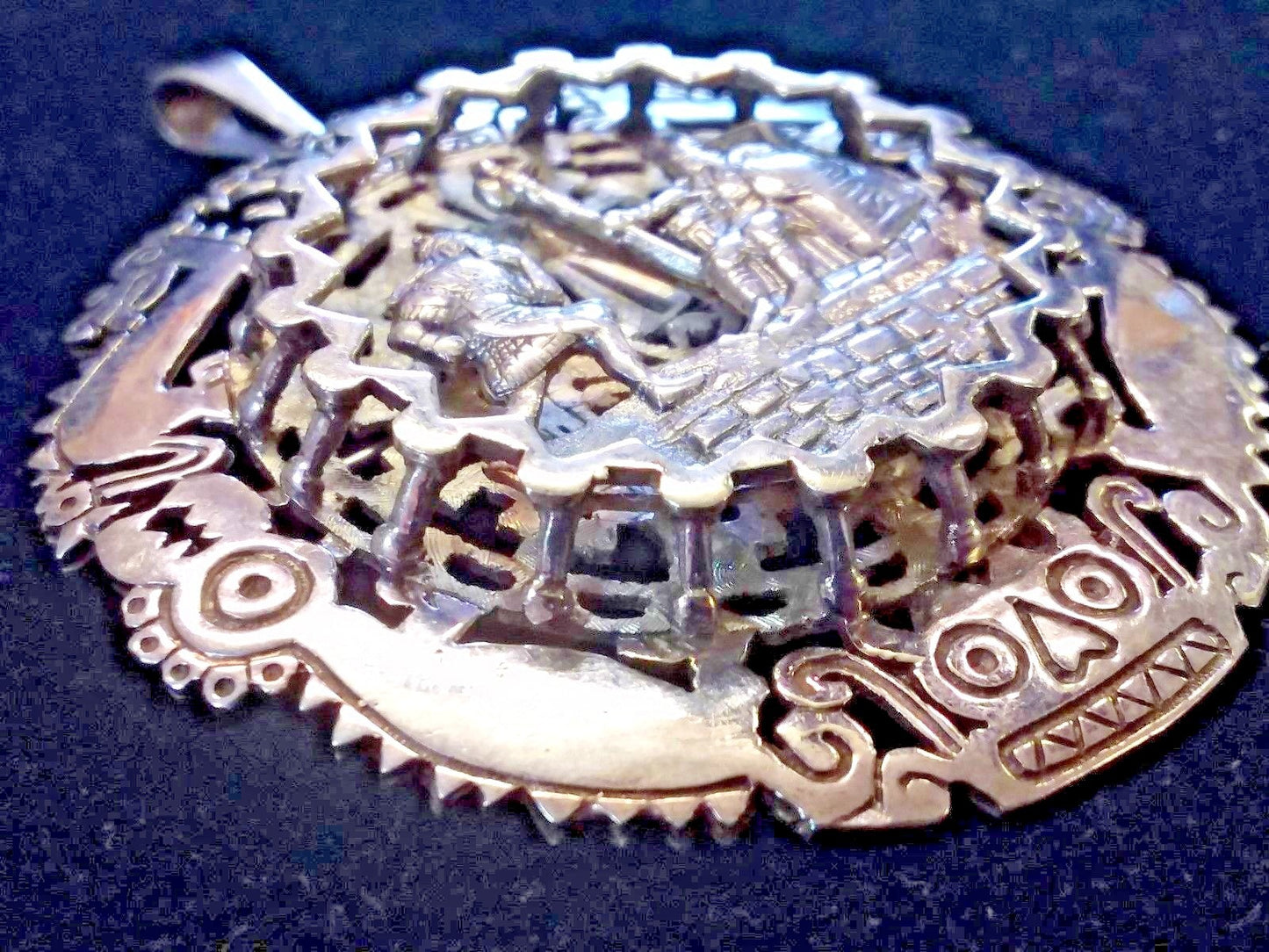 25g Vtg Arte Orfebre Peru Sterling Silver Round Carved Pin Pendant 3D Incan King