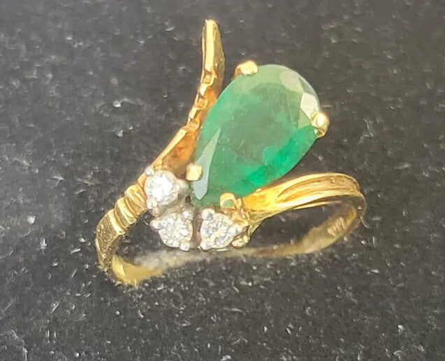 18 K Yellow Gold Ring Pear Shape Genuine Emerald with 3 diamonds 2.4 g sz 5,25
