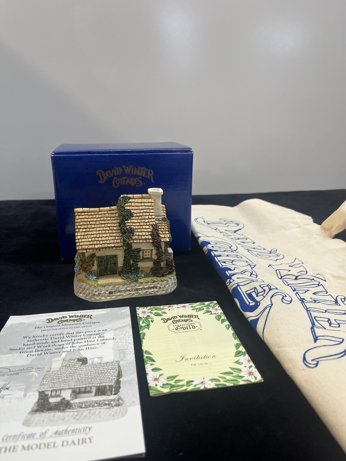 David Winter Cottages THE MODEL DAIRY 1995 in original box w/ COA & Tote Bag