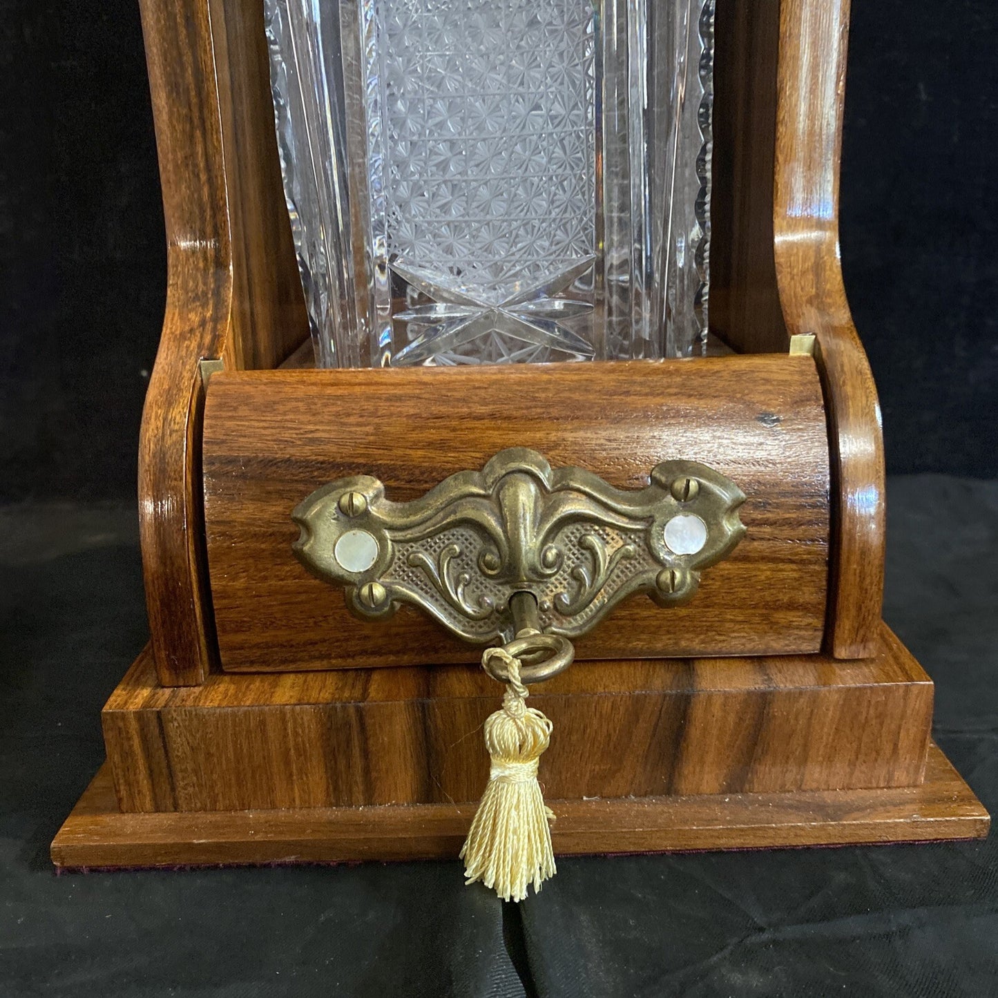 ENGLISH ROSEWOOD BRASS-MOUNTED TANTALUS SINGLE CUT GLASS DECANTER LIQUOR CADDIE