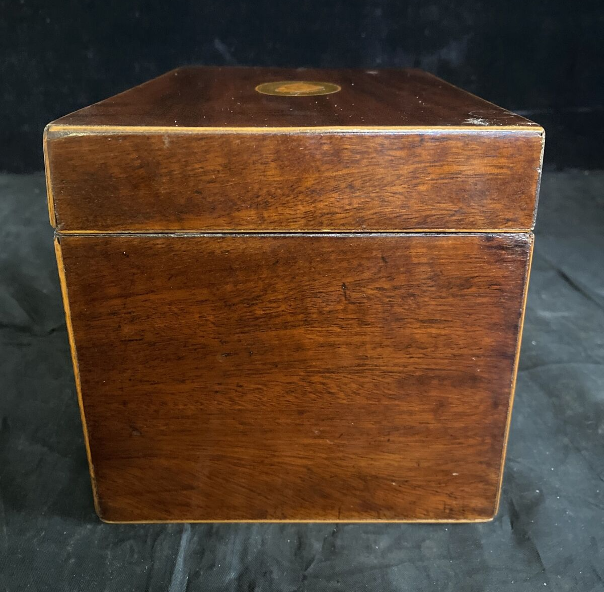 ANTIQUE ENGLISH GEORGIAN INLAID MAHOGANY TEA CADDY W MIXING BOWL SHELL MOTIF 19C