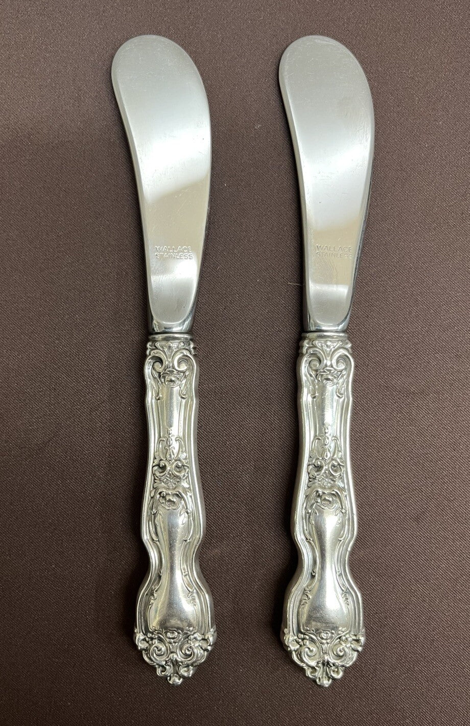 La Reine Wallace Pair of  Butter Spreaders Paddle Blade Hollow Handle NM 6 1/4"