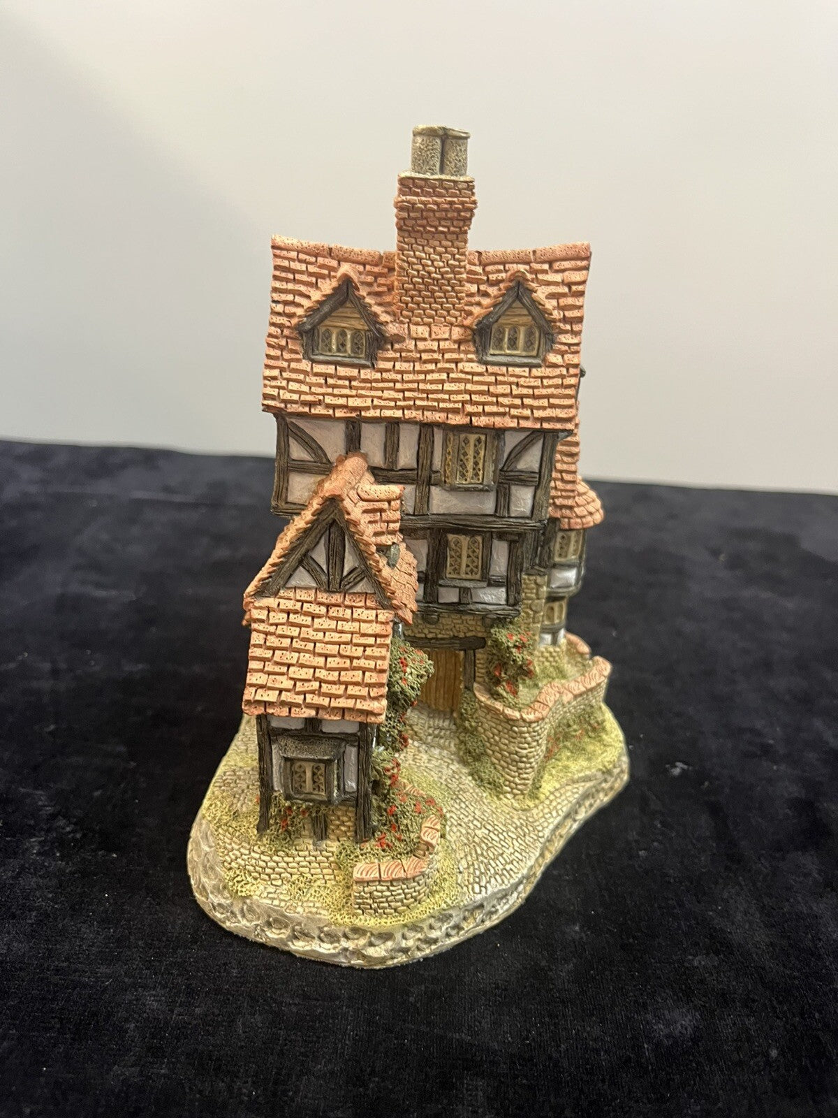 David Winter Cottages -  Squires Hall - 1985  British - Original Box w/ COA