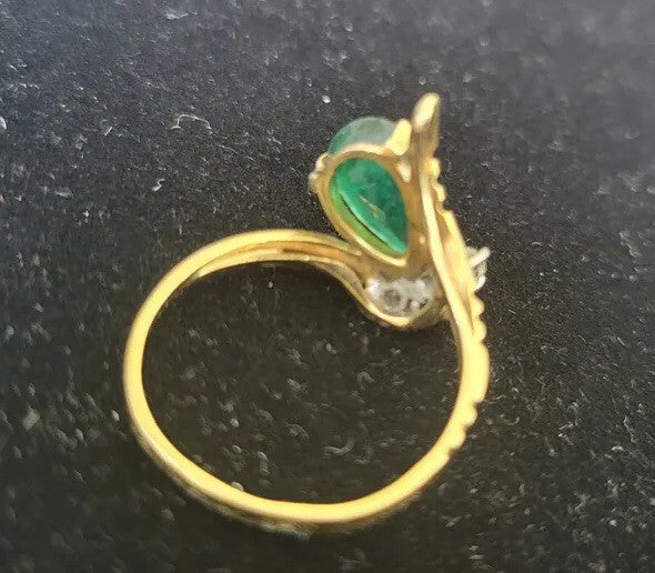 18 K Yellow Gold Ring Pear Shape Genuine Emerald with 3 diamonds 2.4 g sz 5,25