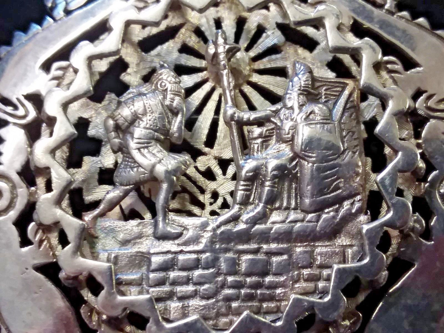 25g Vtg Arte Orfebre Peru Sterling Silver Round Carved Pin Pendant 3D Incan King