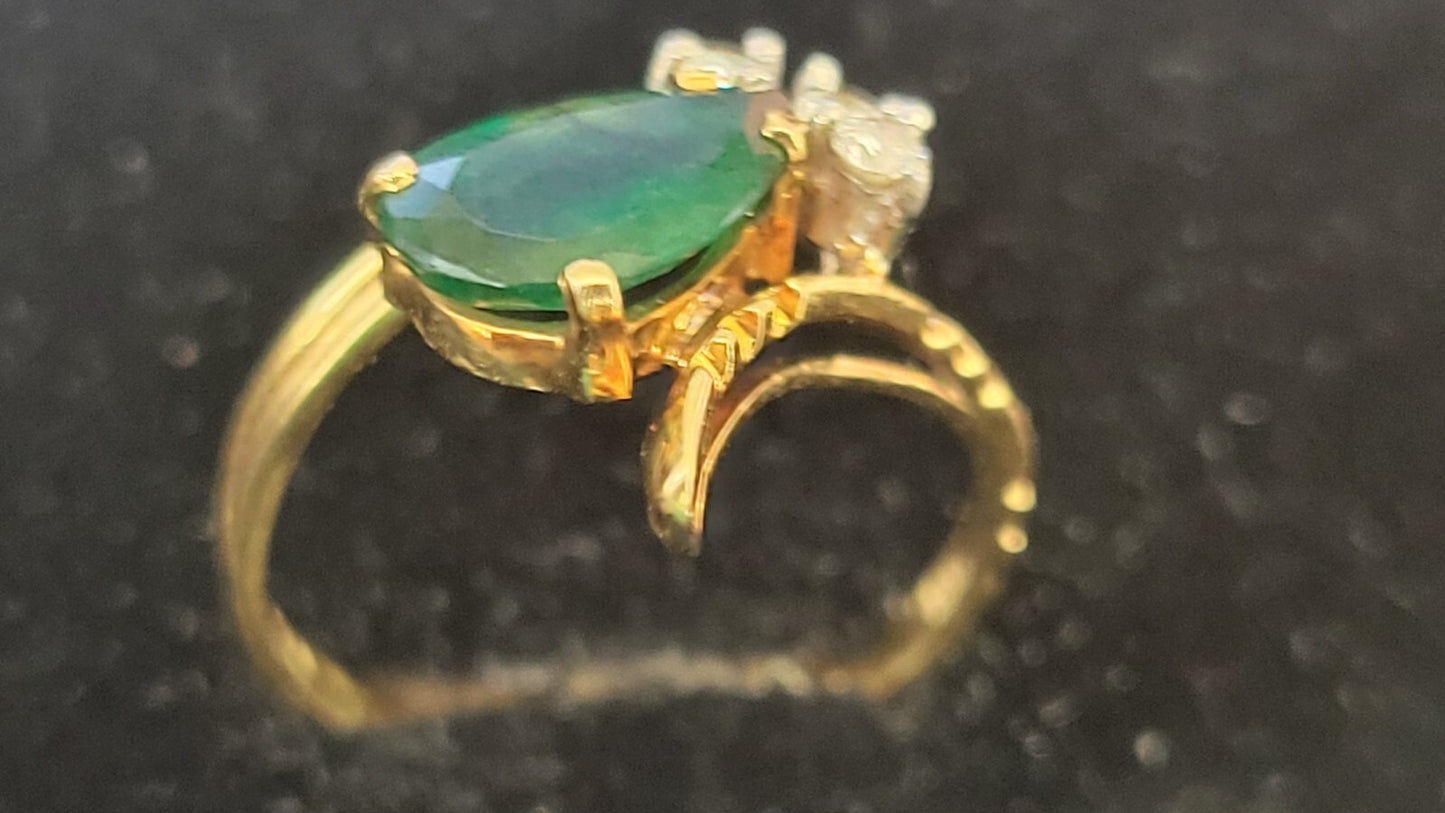 18 K Yellow Gold Ring Pear Shape Genuine Emerald with 3 diamonds 2.4 g sz 5,25