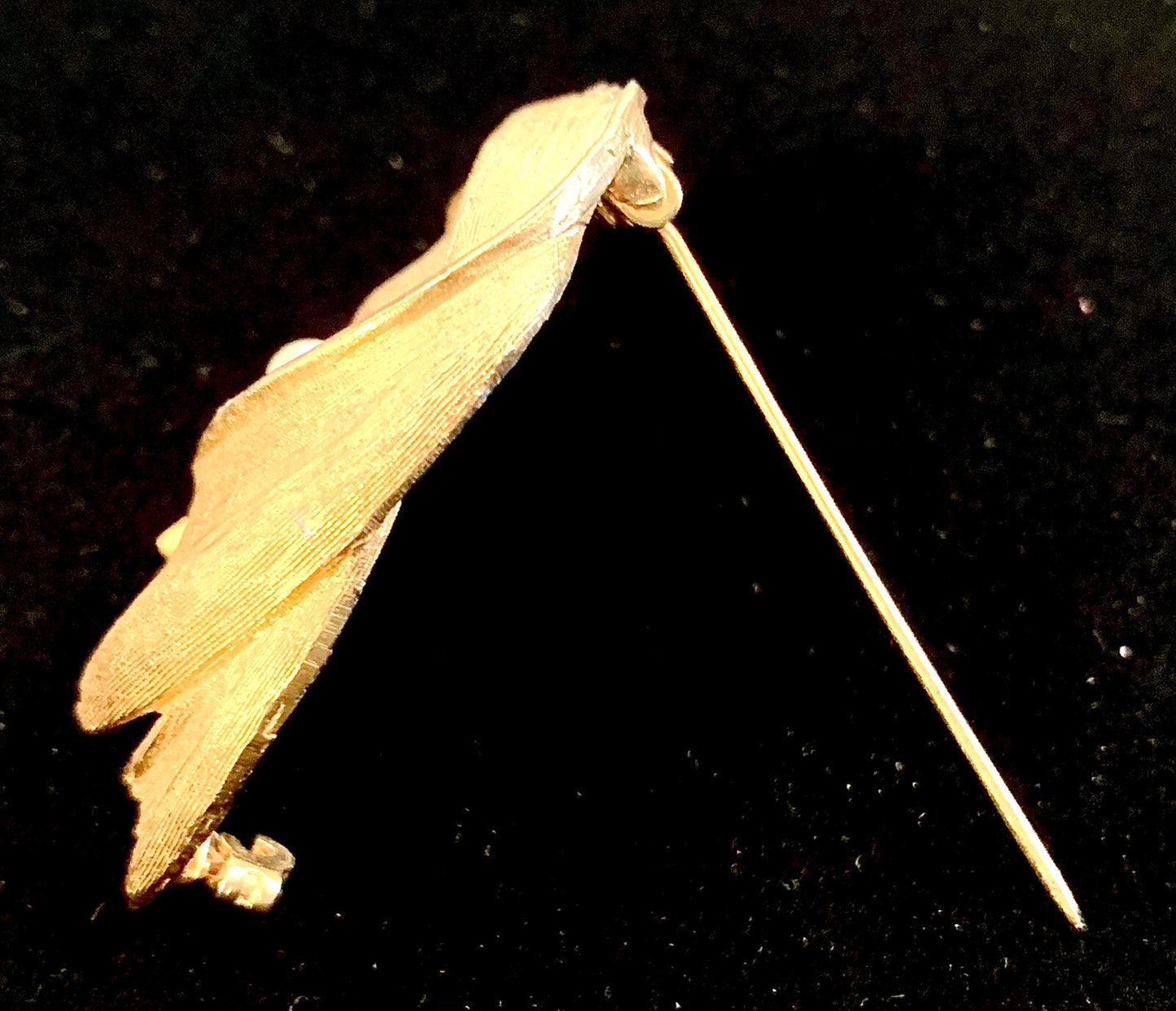 Vintage Gold Tone BSK Signed Stylized Leaf Brooch Pin w/ Single Pearl