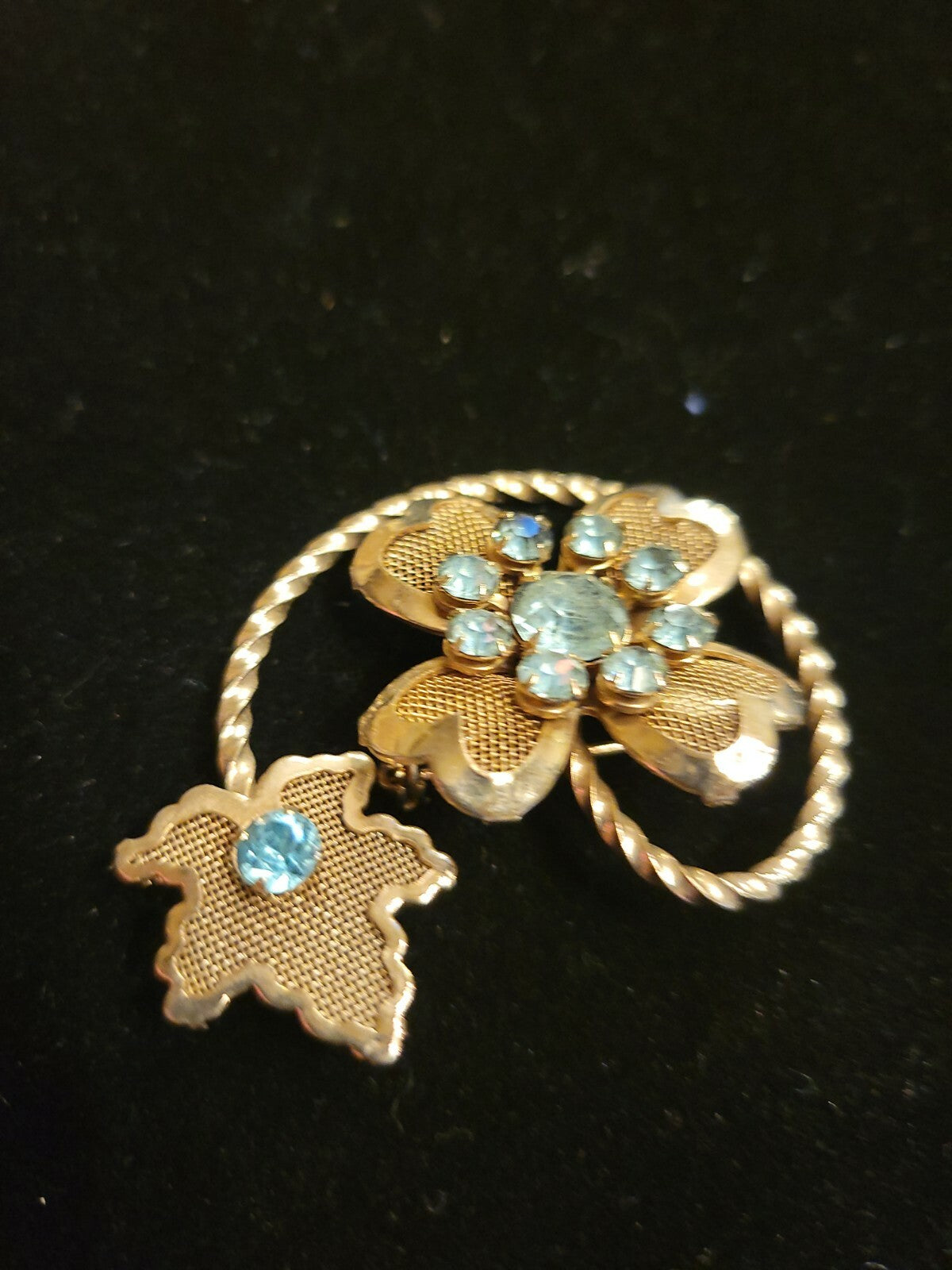 1940s PIN BROOCH- Gold Tone Four 4 Leaf Clover Blue Rhinestones