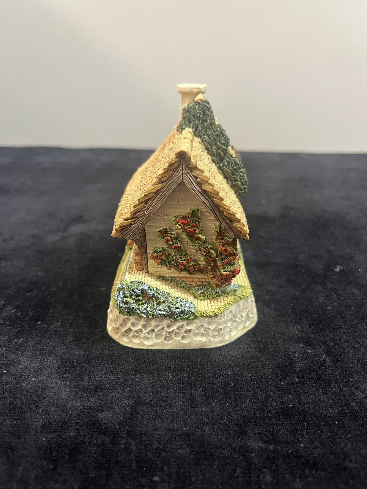 David Winter Cottages THE MODEL DAIRY 1995 in original box w/ COA & Tote Bag