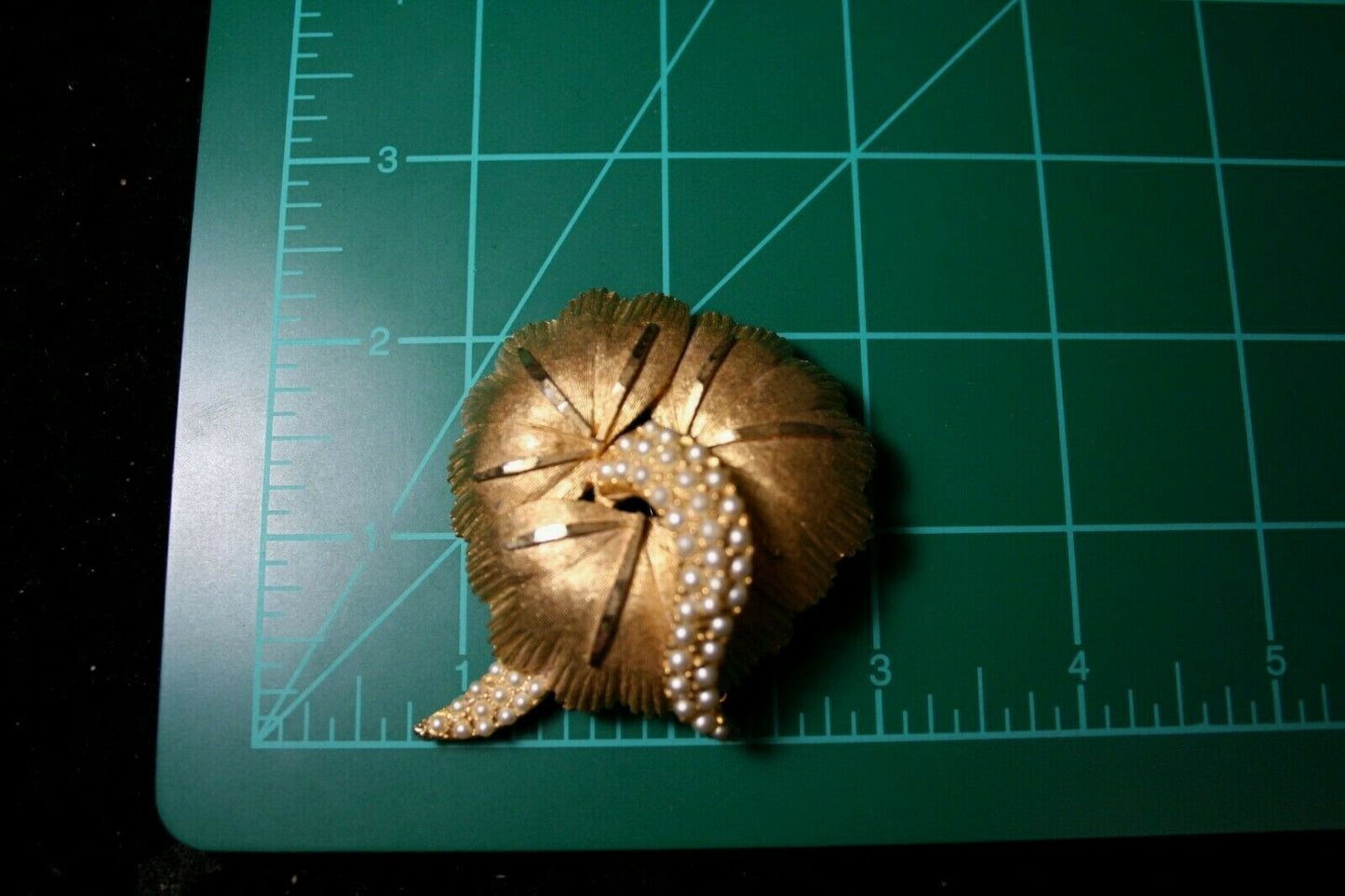 Vtg Signed BSK Textured Gold Tone Pearls Large Flower Brooch Pin