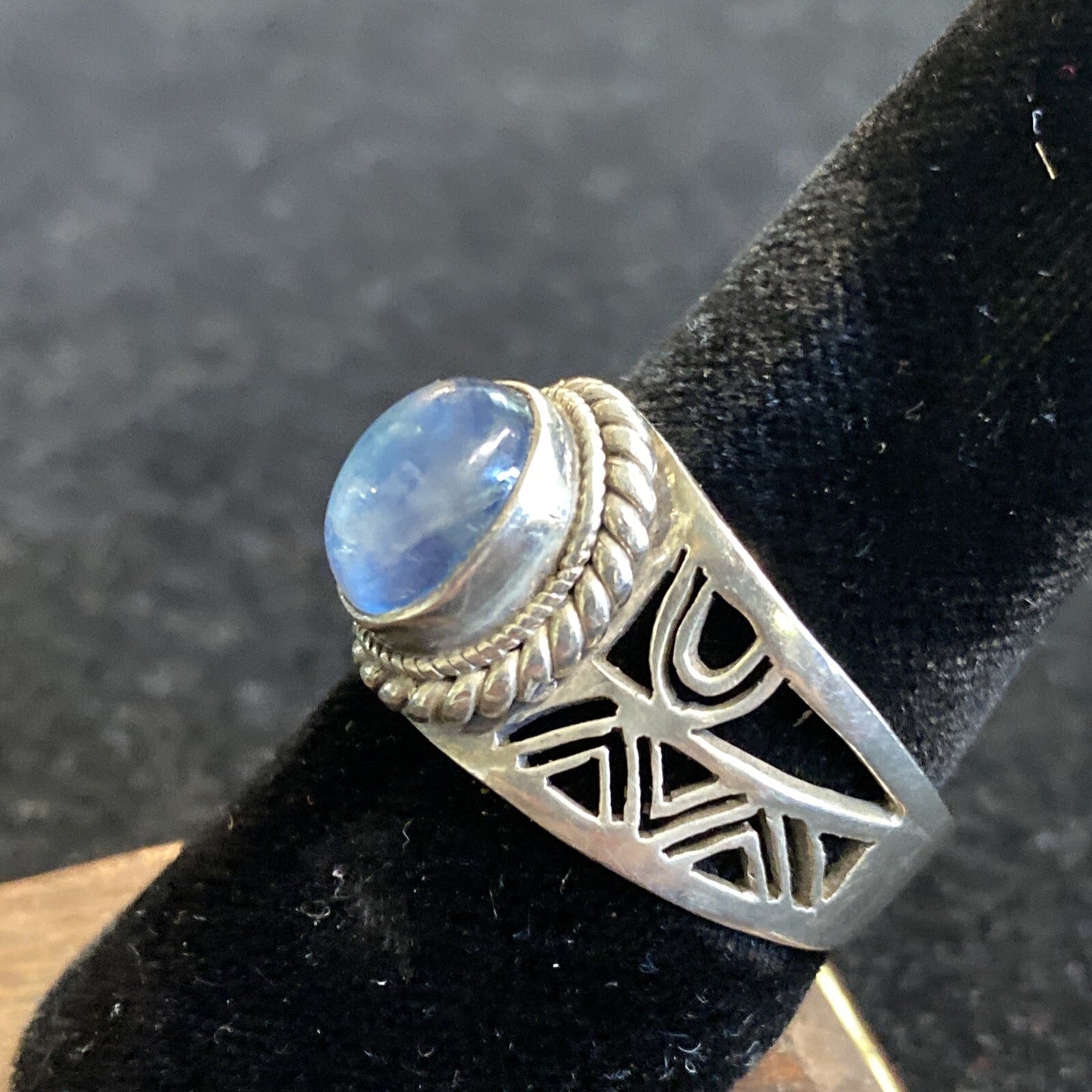 Sterling Silver 925 Blue Glass Stone Geometric Pattern Ring Sz 8.5 6.7g JM15