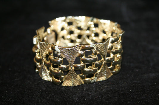 VINTAGE CORO PEGASUS  WIDE GOLD LINK BRACELET  7 INCHES   MCM