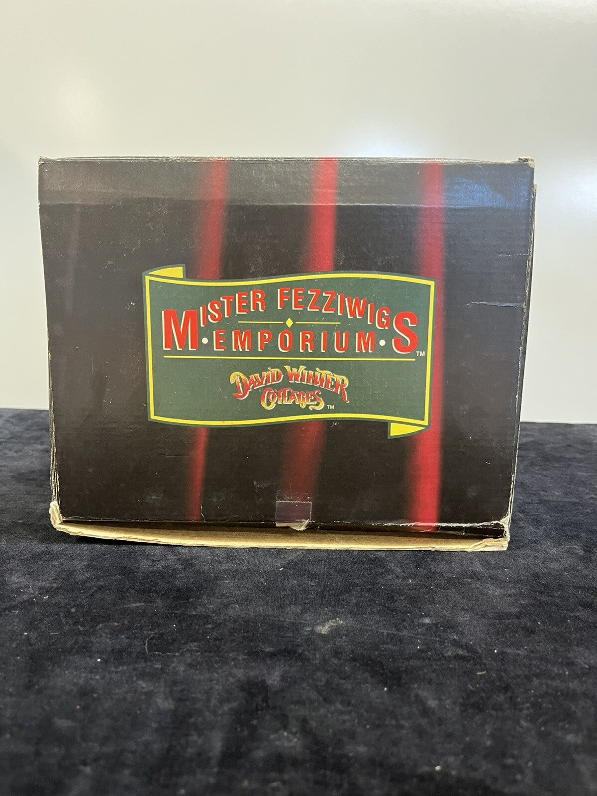 VINTAGE DAVID WINTER COTTAGES MISTER FEZZIWIGS EMPORIUM - ORIGINAL BOX  COA 1990