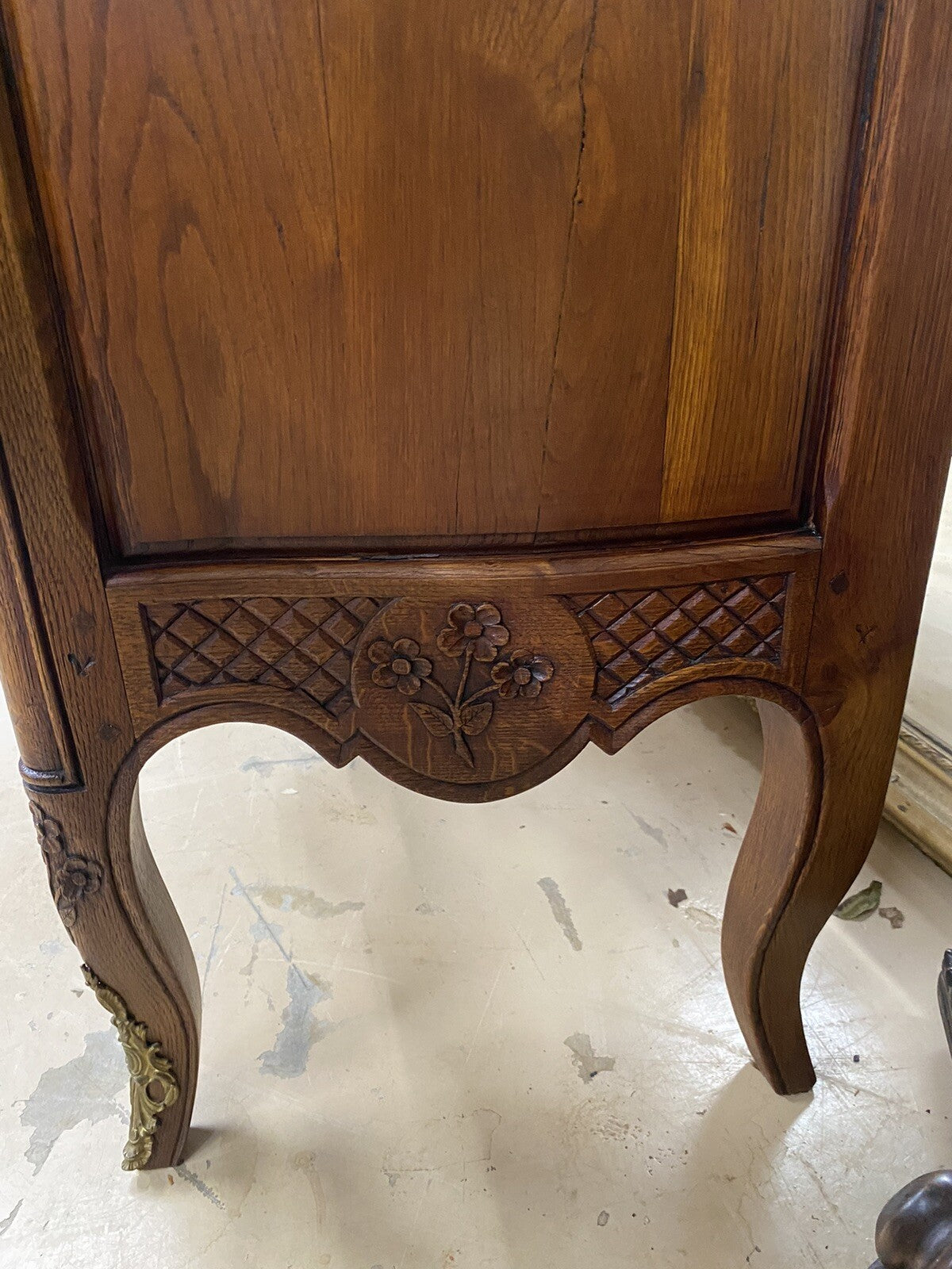FRENCH PROVINCIAL LOUIS XV STYLE OAK COMMODE