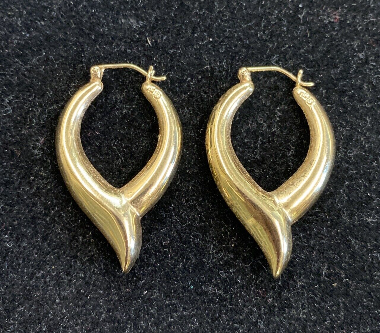 14K Yellow Gold "V" Shaped Hoop Pierced Earrings Vtg  3.8g  1.5" x 1"  Exc CB15