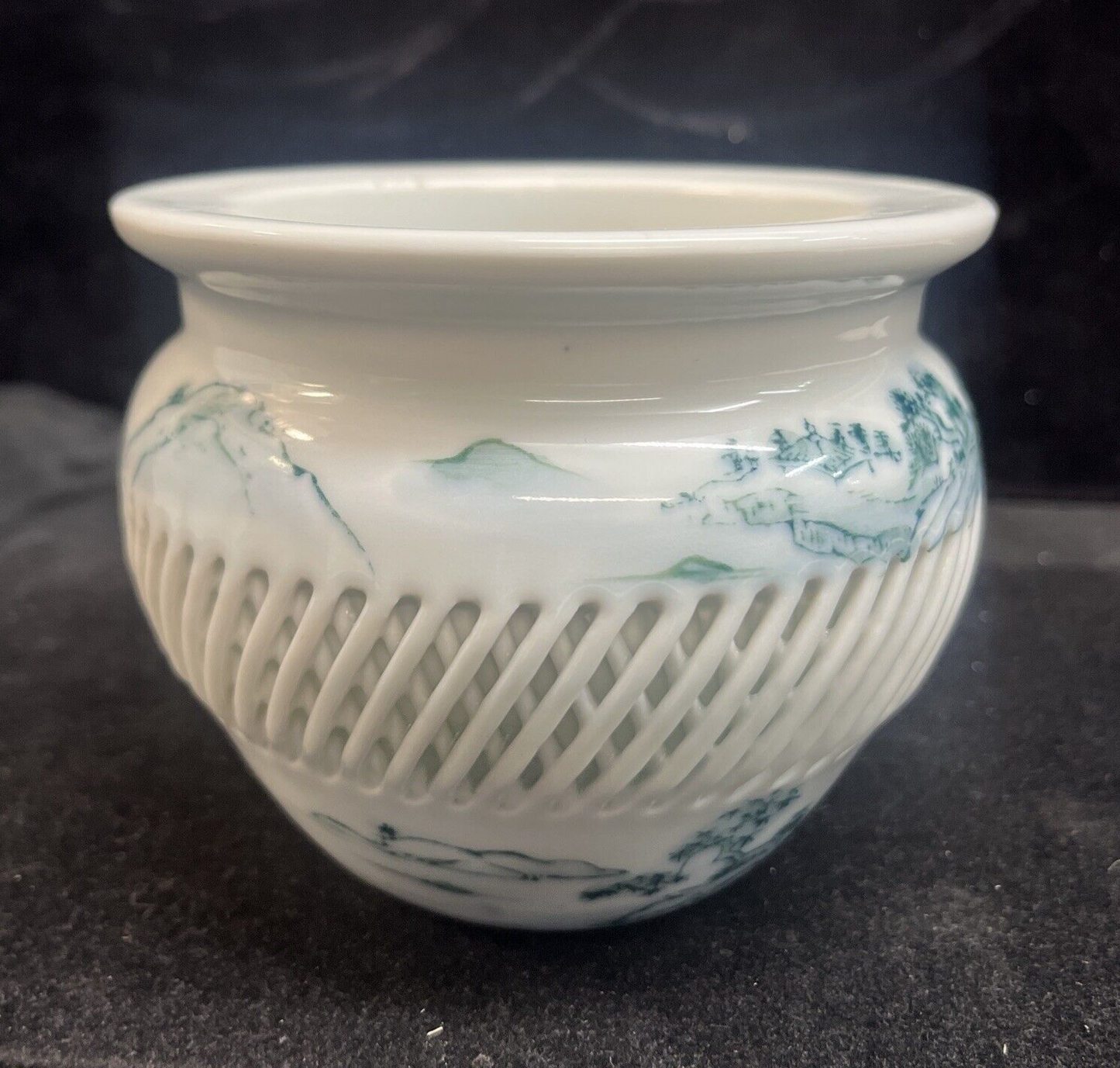 Mid-Century Hand Painted Imari Japan "Mountain Sea" Woven Lattice Vase 7"