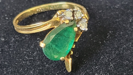 18 K Yellow Gold Ring Pear Shape Genuine Emerald with 3 diamonds 2.4 g sz 5,25