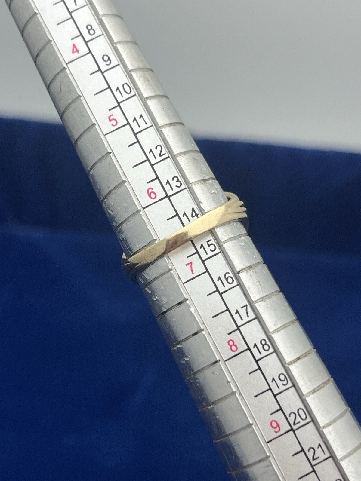 10k Yellow Gold Filigree Ring with  Jade center stone  size 6.5 weighs 5.6 grams